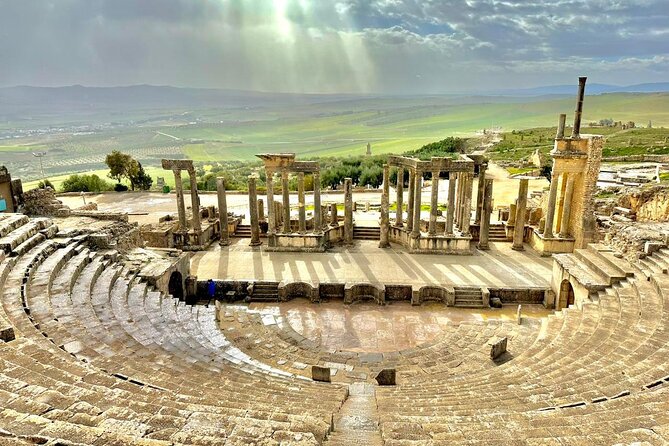 Excursion Dougga : Découvrez l'histoire et la beauté de ce joyau tunisien Introduction Bienvenue dans cet article dédié à l'excursion incontournable à Dougga, un site archéologique d'une richesse inestimable situé en Tunisie. Nous sommes ravis de vous emmener dans ce voyage fascinant à travers l'histoire et la beauté de ce joyau tunisien. Que vous soyez passionné d'histoire, d'architecture ou simplement à la recherche d'une expérience culturelle unique, Dougga a tout pour vous émerveiller. 1. À la découverte de Dougga Dougga, également connue sous le nom de Thugga dans l'Antiquité, est une ancienne cité romaine située à environ 100 kilomètres au sud-ouest de Tunis, la capitale de la Tunisie. Elle a été inscrite sur la liste du patrimoine mondial de l'UNESCO en raison de sa valeur historique et architecturale exceptionnelle. 2. Un voyage dans le temps Lorsque vous visiterez Dougga, vous serez instantanément transporté à travers les époques. Fondée par les Numides au IVe siècle avant notre ère, elle a ensuite été conquise par les Romains au IIe siècle avant J.-C. Ce mélange d'influences culturelles confère à Dougga une atmosphère unique. 3. Les trésors archéologiques de Dougga Votre excursion vous fera découvrir de nombreux trésors archéologiques, témoins de la grandeur passée de cette cité. Parmi les sites incontournables, citons le Théâtre de Dougga, qui offre une vue imprenable sur la campagne environnante, et le Capitole, un temple dédié à Jupiter, Junon et Minerve. 4. Le Temple de Saturne Le Temple de Saturne est un autre joyau de Dougga. Ce temple impressionnant, dédié au dieu romain Saturne, est bien préservé et offre une occasion unique de se plonger dans la vie religieuse de l'époque romaine. 5. Le Mausolée de Dougga Le Mausolée de Dougga est un monument funéraire remarquable qui témoigne de la manière dont les anciens Romains honoraient leurs défunts. Avec ses détails architecturaux exquis, c'est un site à ne pas manquer lors de votre visite. 6. Le plaisir de flâner dans les rues Outre les sites archéologiques majeurs, une simple promenade dans les rues de Dougga est une expérience en soi. Vous découvrirez des vestiges bien préservés de maisons romaines, des mosaïques étonnantes et des témoignages de la vie quotidienne des habitants d'autrefois. 7. L'importance de préserver le patrimoine La préservation de Dougga est un sujet crucial pour les autorités tunisiennes et les organisations internationales. En visitant ce site, vous contribuez directement à sa conservation et à sa mise en valeur pour les générations futures. Conclusion En conclusion, une excursion à Dougga est bien plus qu'une simple visite touristique. C'est un voyage dans le temps, une immersion dans l'histoire et la culture de l'Antiquité romaine. Nous espérons que cet article vous a donné envie de découvrir par vous-même les trésors de Dougga et de vous laisser envoûter par son charme intemporel. Alors, qu'attendez-vous ? Préparez vos sacs, enfilez vos chaussures de marche et embarquez pour cette extraordinaire aventure à Dougga. Vous ne le regretterez pas !