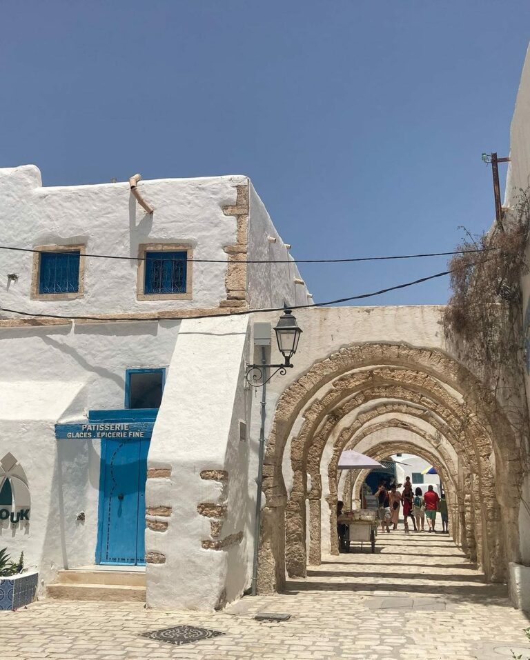 Erriadh Djerba sud Tunisie Découverte d'un endroit improbable très sympa. El hara : quartier en arabe, situé non loin de la synagogue 'el ghriba' a 6 km de houmt essouk plus précisément dans un quartier nommé erriadh . El hara est un quartier typiquement d'hernie auquel s'ajoutent des peintures murales artistiques qui font l'originalité de l'endroit À visiter absolument ! Cela reste agréable de découvrir des lieux insolites