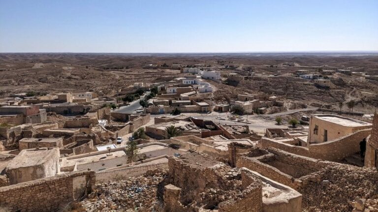 Tamezret Matmata sud Tunisie Est un beau village berbère où l’on ne compte plus qu'environ 800 habitants. Rien à voir avec les villages troglodytiques de la région. Les maisons de pierre sèche s’accrochent à la colline et se confondent avec la nature, donnant l’apparence d’une petite cité médiévale. C’est l’un des plus anciens villages de la région.