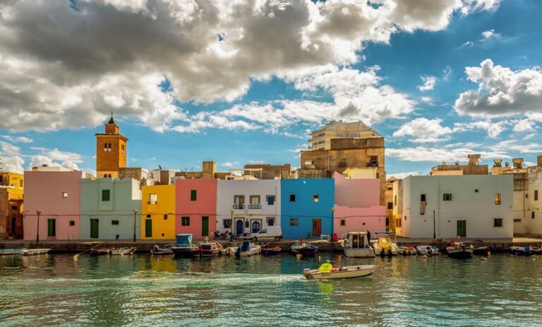 Excursion à Bizerte : Découvrez la Perle du Nord de la Tunisie Bienvenue dans notre guide ultime pour une excursion inoubliable à Bizerte, la Perle du Nord de la Tunisie ! Si vous recherchez une destination magnifique, riche en histoire et en culture, alors Bizerte est l'endroit idéal pour vous. Dans cet article, nous vous emmènerons à la découverte de cette charmante ville côtière, en vous fournissant des conseils pratiques pour une expérience de voyage extraordinaire. 1. Plongez dans l'histoire de Bizerte La Médina de Bizerte : Un voyage dans le temps La Médina de Bizerte est un véritable joyau historique. Promenez-vous dans ses ruelles étroites, admirez ses maisons traditionnelles blanches et bleues, et imprégnez-vous de l'atmosphère authentique qui règne ici depuis des siècles. Ne manquez pas de visiter la Grande Mosquée, un magnifique édifice religieux datant du 17ème siècle. Le Fort Espagnol : Un témoin du passé mouvementé de la ville Le Fort Espagnol, également connu sous le nom de Fort de la Cité, est un monument emblématique de Bizerte. Construit au 16ème siècle, ce fort offre une vue imprenable sur la ville et la mer. C'est un endroit idéal pour en apprendre davantage sur l'histoire maritime de la région. 2. Plages paradisiaques et activités nautiques La Corniche de Bizerte : Un havre de détente La Corniche de Bizerte est un lieu incontournable pour les amateurs de détente et de farniente. Ses belles plages de sable fin vous invitent à vous prélasser au soleil et à vous baigner dans les eaux cristallines de la Méditerranée. Profitez également des restaurants et des cafés qui bordent la Corniche pour déguster des spécialités locales avec vue sur la mer. Sports nautiques : Une aventure palpitante Si vous êtes adepte d'activités nautiques, Bizerte ne vous décevra pas ! Partez en excursion en bateau pour admirer les magnifiques falaises et criques de la région, ou initiez-vous à la plongée sous-marine pour découvrir les trésors cachés des fonds marins. 3. Saveurs tunisiennes à déguster Les plats traditionnels : Un délice pour les papilles Votre visite à Bizerte ne serait pas complète sans goûter aux plats typiques de la cuisine tunisienne. Ne manquez pas de déguster le couscous, les tajines, les fricassés, et bien sûr, les délicieuses pâtisseries orientales. Les marchés animés : Un régal pour les sens Explorez les marchés colorés de Bizerte pour découvrir une variété de produits frais et locaux. Le marché central est l'endroit idéal pour acheter des épices parfumées, des fruits succulents et des souvenirs artisanaux uniques. 4. Hébergement et transport Hôtels et Riads : Des options pour tous les budgets Que vous recherchiez un hôtel luxueux en bord de mer ou un riad traditionnel au cœur de la Médina, Bizerte propose une variété d'hébergements adaptés à tous les budgets. Se déplacer à Bizerte : Facilité et accessibilité La ville est bien desservie par les transports en commun, notamment les taxis et les bus, ce qui vous permettra de vous déplacer facilement d'un endroit à l'autre. Conclusion Bizerte est une destination qui ne manquera pas de vous séduire par sa beauté naturelle, son patrimoine historique et la chaleur de ses habitants. Que vous soyez en quête d'aventures, de détente ou de découvertes culturelles, cette ville saura vous combler. Alors, n'attendez plus, préparez vos valises et partez à l'exploration de la Perle du Nord de la Tunisie !