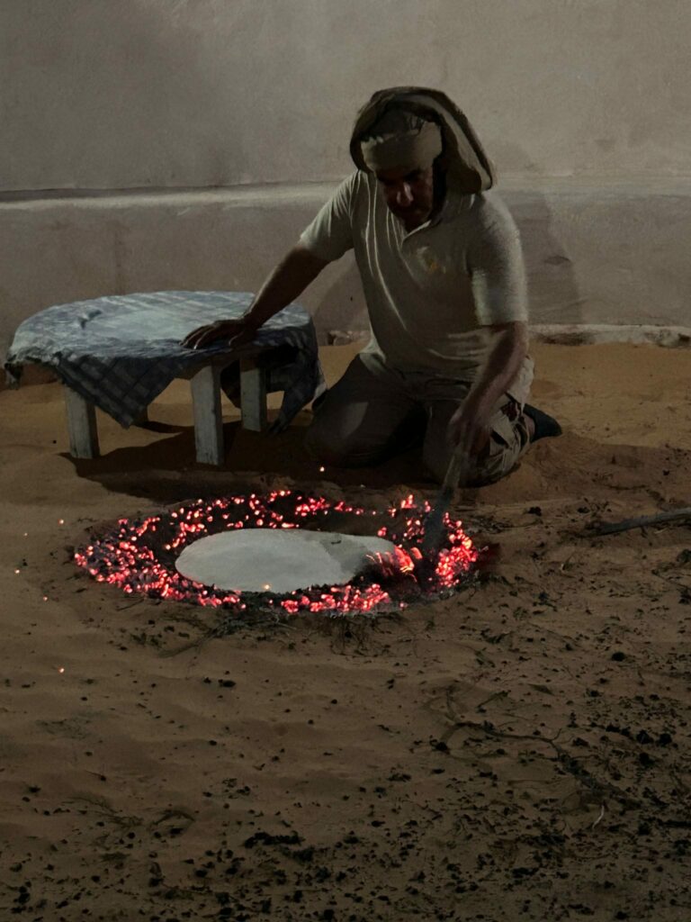 Explorez les trésors cachés du Sud Tunisie Lors de cette aventure inoubliable, vous aurez l'occasion de découvrir les trésors cachés du Sud Tunisie. Le désert du Sahara s'étend devant vous avec ses dunes majestueuses et ses oasis verdoyantes. Vous aurez l'impression d'être dans un conte des Mille et Une Nuits alors que vous vous promenez à dos de chameau à travers les dunes dorées. Votre voyage vous mènera également à travers de charmants villages berbères où vous pourrez rencontrer des habitants chaleureux et accueillants. Vous découvrirez leur mode de vie traditionnel et leur artisanat authentique. Ces rencontres enrichissantes vous permettront de vous immerger dans la culture locale et de comprendre l'histoire fascinante de la région.