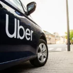 Uber Taxi en Tunisie ? Découvrez les alternatives de transport dans le pays ! Si vous envisagez de voyager en Tunisie et que vous vous demandez s'il existe des services Uber Taxi dans le pays, nous avons les réponses pour vous ! Dans cet article, nous allons explorer les options de transport disponibles en Tunisie, notamment les alternatives à Uber pour vous déplacer facilement et en toute sécurité dans le pays. Préparez-vous à découvrir les meilleurs moyens de vous déplacer en Tunisie, que vous soyez un touriste ou un voyageur local ! 1. Les taxis traditionnels - Une option courante et fiable En Tunisie, les taxis traditionnels sont très répandus et constituent une option de transport populaire. Vous pouvez facilement trouver des taxis dans les grandes villes, les aéroports et les zones touristiques. Ils sont souvent munis d'un compteur, ce qui garantit un tarif fixe pour votre trajet. Néanmoins, il est toujours recommandé de convenir du prix avant de monter dans le taxi pour éviter les surprises. 2. Les taxis collectifs - Partager le trajet pour économiser Une alternative économique aux taxis traditionnels est les taxis collectifs, également appelés "Louages". Ces taxis fonctionnent sur des itinéraires spécifiques et vous permettent de partager le trajet avec d'autres passagers. Les taxis collectifs peuvent être un moyen abordable et pratique de se déplacer en Tunisie, en particulier sur les longues distances entre les villes. 3. Les applications de covoiturage locales - Une solution pratique pour les voyageurs connectés Bien qu'Uber ne soit pas largement présent en Tunisie, certaines applications de covoiturage locales offrent des services similaires. Des plateformes telles que "Bolt" ou "Careem" vous permettent de réserver des courses avec des chauffeurs privés à des tarifs compétitifs. Assurez-vous simplement de télécharger l'application avant votre voyage pour profiter de cette option de transport pratique. 4. Les transports publics - Explorez la Tunisie comme un local Pour une expérience authentique et économique, optez pour les transports publics en Tunisie. Les bus et les trains relient les principales villes et régions du pays à des tarifs abordables. Les transports publics sont un excellent moyen de découvrir le quotidien des Tunisiens tout en admirant les paysages pittoresques du pays. Conclusion - Trouvez le meilleur moyen de transport pour votre séjour en Tunisie En conclusion, bien que les services Uber Taxi ne soient pas largement disponibles en Tunisie, vous avez encore de nombreuses options de transport pour vous déplacer dans le pays. Des taxis traditionnels aux taxis collectifs en passant par les applications de covoiturage locales et les transports publics, chacune de ces options a ses avantages en fonction de vos besoins, de votre budget et de votre préférence. Que vous souhaitiez explorer les sites touristiques, vous aventurer dans les rues animées des villes ou simplement vous détendre sur les plages ensoleillées, la Tunisie offre une variété de moyens de transport pour répondre à vos besoins. Alors, préparez-vous à vivre une expérience inoubliable dans ce pays accueillant, en choisissant le meilleur moyen de transport pour vous déplacer et profiter pleinement de votre séjour en Tunisie.