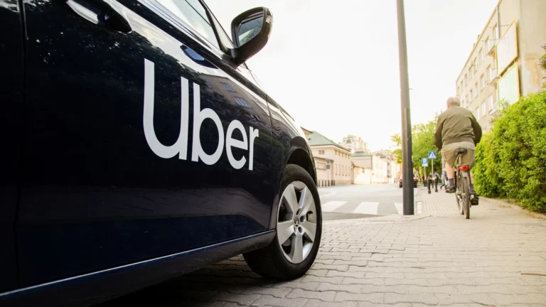 Uber Taxi en Tunisie ? Découvrez les alternatives de transport dans le pays ! Si vous envisagez de voyager en Tunisie et que vous vous demandez s'il existe des services Uber Taxi dans le pays, nous avons les réponses pour vous ! Dans cet article, nous allons explorer les options de transport disponibles en Tunisie, notamment les alternatives à Uber pour vous déplacer facilement et en toute sécurité dans le pays. Préparez-vous à découvrir les meilleurs moyens de vous déplacer en Tunisie, que vous soyez un touriste ou un voyageur local ! 1. Les taxis traditionnels - Une option courante et fiable En Tunisie, les taxis traditionnels sont très répandus et constituent une option de transport populaire. Vous pouvez facilement trouver des taxis dans les grandes villes, les aéroports et les zones touristiques. Ils sont souvent munis d'un compteur, ce qui garantit un tarif fixe pour votre trajet. Néanmoins, il est toujours recommandé de convenir du prix avant de monter dans le taxi pour éviter les surprises. 2. Les taxis collectifs - Partager le trajet pour économiser Une alternative économique aux taxis traditionnels est les taxis collectifs, également appelés "Louages". Ces taxis fonctionnent sur des itinéraires spécifiques et vous permettent de partager le trajet avec d'autres passagers. Les taxis collectifs peuvent être un moyen abordable et pratique de se déplacer en Tunisie, en particulier sur les longues distances entre les villes. 3. Les applications de covoiturage locales - Une solution pratique pour les voyageurs connectés Bien qu'Uber ne soit pas largement présent en Tunisie, certaines applications de covoiturage locales offrent des services similaires. Des plateformes telles que "Bolt" ou "Careem" vous permettent de réserver des courses avec des chauffeurs privés à des tarifs compétitifs. Assurez-vous simplement de télécharger l'application avant votre voyage pour profiter de cette option de transport pratique. 4. Les transports publics - Explorez la Tunisie comme un local Pour une expérience authentique et économique, optez pour les transports publics en Tunisie. Les bus et les trains relient les principales villes et régions du pays à des tarifs abordables. Les transports publics sont un excellent moyen de découvrir le quotidien des Tunisiens tout en admirant les paysages pittoresques du pays. Conclusion - Trouvez le meilleur moyen de transport pour votre séjour en Tunisie En conclusion, bien que les services Uber Taxi ne soient pas largement disponibles en Tunisie, vous avez encore de nombreuses options de transport pour vous déplacer dans le pays. Des taxis traditionnels aux taxis collectifs en passant par les applications de covoiturage locales et les transports publics, chacune de ces options a ses avantages en fonction de vos besoins, de votre budget et de votre préférence. Que vous souhaitiez explorer les sites touristiques, vous aventurer dans les rues animées des villes ou simplement vous détendre sur les plages ensoleillées, la Tunisie offre une variété de moyens de transport pour répondre à vos besoins. Alors, préparez-vous à vivre une expérience inoubliable dans ce pays accueillant, en choisissant le meilleur moyen de transport pour vous déplacer et profiter pleinement de votre séjour en Tunisie.