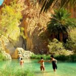 Excursion au Sud Tunisien : Découvrez les merveilles du désert Bienvenue dans le Sud Tunisien, une région extraordinaire qui regorge de trésors à découvrir ! Si vous cherchez une aventure hors du commun, vous êtes au bon endroit. Dans cet article, nous vous emmenons à la découverte de cette terre de contrastes où se mêlent désert, oasis et cultures ancestrales. Préparez-vous à vivre une expérience inoubliable au cœur du Sahara tunisien. 1. Douz, la porte du désert Notre première étape nous amène à Douz, également connue sous le nom de "la porte du désert". Située aux portes du Sahara, cette ville est le point de départ idéal pour une expédition dans les dunes de sable doré. Ne manquez pas le Festival international du Sahara, une célébration annuelle qui met en valeur la culture nomade et les traditions locales. 2. Le charme envoûtant de Tozeur Continuons notre périple vers Tozeur, une oasis ensorcelante. Vous serez émerveillé par les palmiers luxuriants et les jardins verdoyants qui contrastent avec le désert environnant. Visitez le musée Dar Cheraït pour en apprendre davantage sur l'histoire et la vie traditionnelle de la région. Les amateurs de cinéma reconnaîtront peut-être les décors de Star Wars, tournés dans les environs de Tozeur. 3. Ksar Ouled Soltane : un trésor architectural À quelques kilomètres de Tataouine se trouve Ksar Ouled Soltane, un ksar (forteresse) remarquable datant du 15e siècle. Classé au patrimoine mondial de l'UNESCO, cet édifice impressionnant est constitué de plusieurs étages de greniers et offre une vue panoramique à couper le souffle. Une visite incontournable pour les passionnés d'histoire et d'architecture. 4. Les incroyables décors de Matmata Poursuivons notre aventure vers Matmata, une région célèbre pour ses maisons troglodytiques uniques. Plongez dans l'univers de la saga Star Wars en visitant le site de tournage du film, notamment la ferme des Lars, où a grandi le légendaire Luke Skywalker. Une expérience fascinante pour les fans de la saga intergalactique. 5. Les oasis de Chebika, Tamerza et Mides La région du Sud Tunisien est parsemée d'oasis spectaculaires, dont Chebika, Tamerza et Mides. Admirez les cascades et les piscines naturelles qui se nichent au cœur de paysages désertiques à couper le souffle. Offrez-vous une randonnée dans ces havres de fraîcheur et découvrez une harmonie parfaite entre la nature et l'homme. 6. Les dunes de sable de l'Erg Chigaga Enfin, pour une véritable immersion dans le désert, partez à l'aventure dans l'Erg Chigaga, l'une des plus grandes étendues de dunes au monde. Une excursion en 4x4 ou à dos de chameau vous permettra de vivre une expérience inoubliable au coucher du soleil. Ne manquez pas l'occasion de passer une nuit sous les étoiles, pour une expérience à couper le souffle. En conclusion, l'excursion au Sud Tunisien est une invitation à la découverte de paysages époustouflants, de cultures ancestrales et d'une hospitalité chaleureuse. Du désert envoûtant aux oasis rafraîchissantes, chaque étape de ce voyage vous réserve des souvenirs inoubliables. Préparez-vous à vivre une expérience unique et inédite dans cette région magique du Sahara tunisien.