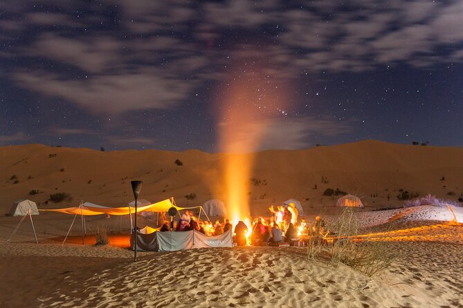 Rencontrez le lever du soleil sur les dunes de sable sud Tunisie  Si vous êtes prêt à vous lever tôt, vous serez récompensé par un spectacle naturel à couper le souffle : le lever du soleil sur les dunes de sable du Sahara. Le désert prend vie au petit matin lorsque les premiers rayons du soleil embrassent les dunes et créent un spectacle de couleurs éblouissant. Assistez à ce spectacle magique avec vos compagnons de voyage et vivez un moment de paix et de contemplation. Ces moments simples mais précieux resteront gravés dans vos souvenirs pour toujours. L'excursion Sud Tunisie pas cher est une opportunité unique pour les voyageurs en quête d'aventure et de découvertes. Explorez les trésors du Sahara, vivez la magie d'une nuit sous les étoiles, rencontrez des habitants chaleureux et émerveillez-vous devant le lever du soleil sur les dunes. Cette expérience inoubliable vous connectera à la nature, à la culture et à l'histoire de la région. Alors, si vous êtes prêt à vivre une aventure qui ne ressemble à aucune autre, réservez votre circuit Sud Tunisie dès maintenant !