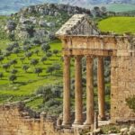 Excursion à Dougga : Découvrez un trésor archéologique caché Bienvenue dans notre guide d'excursion à Dougga, un site archéologique d'exception niché au cœur de la Tunisie. Si vous êtes passionné d'histoire, d'architecture et d'aventure, cette excursion est faite pour vous ! Nous vous invitons à nous rejoindre dans cette aventure extraordinaire alors que nous explorons les vestiges fascinants d'une ancienne cité romaine. Dougga : Un site chargé d'histoire Située à environ 100 kilomètres de Tunis, la capitale tunisienne, Dougga est un véritable trésor archéologique. Inscrite au patrimoine mondial de l'UNESCO depuis 1997, cette ancienne cité romaine est réputée pour sa préservation exceptionnelle et ses ruines bien conservées. Le théâtre romain de Dougga L'un des points forts de cette excursion est le théâtre romain de Dougga, qui remonte au IIe siècle après J.-C. Avec sa capacité d'accueil de 3 500 spectateurs, c'était autrefois un lieu majeur pour les représentations théâtrales et autres spectacles divertissants. Aujourd'hui, il reste un témoignage impressionnant de l'ingéniosité architecturale de l'époque romaine. L'amphithéâtre de Dougga Non loin du théâtre se trouve un autre chef-d'œuvre architectural : l'amphithéâtre de Dougga. Construit au IIIe siècle après J.-C., cet amphithéâtre pouvait accueillir jusqu'à 3 500 personnes pour les combats de gladiateurs et autres événements sanglants. En vous tenant au milieu de ces ruines majestueuses, vous aurez une idée vivante de la vie dans la Rome antique. Les vestiges des temples Dougga abrite également plusieurs temples impressionnants, dont le temple de Junon Caelestis et le temple de Mercure. Le temple de Junon Caelestis est le plus grand et le mieux préservé de tous, offrant un aperçu saisissant de l'architecture religieuse de l'époque. Quant au temple de Mercure, il est tout aussi fascinant, avec ses colonnes majestueuses et ses sculptures finement détaillées. Le Capitole de Dougga Le Capitole était un édifice religieux important dans l'antiquité romaine, dédié à Jupiter, Junon et Minerve. À Dougga, vous pourrez découvrir les ruines impressionnantes du Capitole, qui témoignent de la grandeur passée de cette cité. Le Mausolée de Dougga Le Mausolée de Dougga est un autre site remarquable à visiter. Cette structure funéraire imposante était destinée à accueillir les dépouilles de personnages importants de l'époque. Malgré les ravages du temps, le Mausolée reste une merveille architecturale intrigante. Les bains romains Les thermes publics faisaient partie intégrante de la vie quotidienne des Romains. À Dougga, vous aurez l'occasion d'explorer les vestiges des bains romains, où les habitants se réunissaient pour se détendre, se baigner et socialiser. C'est une occasion unique d'imaginer la vie quotidienne des habitants de l'époque. En conclusion, une excursion à Dougga est une expérience inoubliable pour les amateurs d'histoire et de culture. Vous serez transporté à travers le temps en explorant ces ruines remarquablement préservées de l'ancienne cité romaine. Du théâtre et de l'amphithéâtre aux temples et aux bains romains, chaque pas que vous ferez à Dougga vous rapprochera du passé fascinant de cette civilisation glorieuse. Alors, qu'attendez-vous ? Préparez vos chaussures de marche, votre appareil photo et votre soif de découverte, car Dougga vous attend pour une aventure unique dans l'histoire romaine.