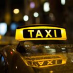 Taxi pas cher en Tunisie : Comment voyager sans se ruiner ? Vous prévoyez un voyage en Tunisie et vous vous demandez comment vous déplacer sans vous ruiner en taxis ? Pas de souci ! Nous avons rassemblé pour vous les meilleurs conseils pour bénéficier de taxis pas chers en Tunisie, tout en explorant les merveilles de ce magnifique pays. 1. Négociez les tarifs avant de monter à bord Lorsque vous souhaitez prendre un taxi en Tunisie, la première règle est de négocier le tarif avant de monter à bord. Les chauffeurs de taxi ne sont pas toujours équipés de compteurs, donc convenez d'un prix avec le chauffeur avant de commencer votre trajet. Une petite astuce consiste à demander à des locaux ou à votre logeur quel est le tarif habituel pour votre trajet, afin d'avoir une idée du prix à viser. 2. Privilégiez les taxis collectifs Les taxis collectifs, également appelés "Louages," sont une option très économique pour se déplacer en Tunisie. Ces taxis desservent des itinéraires spécifiques et s'arrêtent pour prendre des passagers le long du trajet. Ils sont souvent moins chers que les taxis traditionnels, car les frais sont partagés entre plusieurs voyageurs. Vous pourrez ainsi économiser tout en découvrant la convivialité des transports locaux. 3. Évitez les taxis aux abords des zones touristiques Les taxis situés près des zones touristiques ont tendance à facturer des tarifs plus élevés aux visiteurs. Si vous voulez économiser, marchez quelques rues plus loin pour trouver un taxi local. Vous pouvez également demander à votre hébergement de vous appeler un taxi de confiance avec un tarif équitable. 4. Utilisez les applications de covoiturage Comme dans de nombreux endroits, les applications de covoiturage sont de plus en plus populaires en Tunisie. Téléchargez une application de covoiturage locale sur votre téléphone pour obtenir des tarifs transparents et compétitifs. Ces applications vous permettent également de voir le trajet et le prix estimé avant de confirmer votre course. 5. Optez pour les taxis gouvernementaux Dans certaines grandes villes, vous trouverez des taxis gouvernementaux avec des tarifs réglementés. Ces taxis portent souvent une couleur spécifique et sont généralement plus fiables en termes de tarification. Cherchez les taxis portant le logo officiel du gouvernement et évitez les véhicules non officiels. 6. Planifiez vos trajets à l'avance Si vous avez plusieurs destinations prévues pour la journée, essayez de planifier vos trajets à l'avance pour optimiser vos déplacements en taxi. En regroupant les lieux que vous souhaitez visiter par proximité géographique, vous réduirez le nombre de trajets en taxi nécessaires et économiserez ainsi sur vos frais de transport. 7. Faites preuve de courtoisie et de respect Enfin, une attitude courtoise et respectueuse envers les chauffeurs de taxi peut parfois vous faire bénéficier de meilleurs tarifs. Une approche amicale et un peu de conversation dans la langue locale peuvent établir une connexion humaine et vous aider à obtenir un tarif plus avantageux. En suivant ces conseils, vous êtes désormais armé pour voyager en taxi pas cher en Tunisie. N'oubliez pas de négocier les tarifs, d'utiliser les taxis collectifs, d'éviter les zones touristiques pour les courses et d'explorer les options d'applications de covoiturage. En planifiant vos trajets et en étant respectueux envers les chauffeurs, vous profiterez pleinement de votre séjour sans vous ruiner en frais de transport. Alors, préparez-vous à découvrir les trésors de la Tunisie de manière économique et inoubliable !