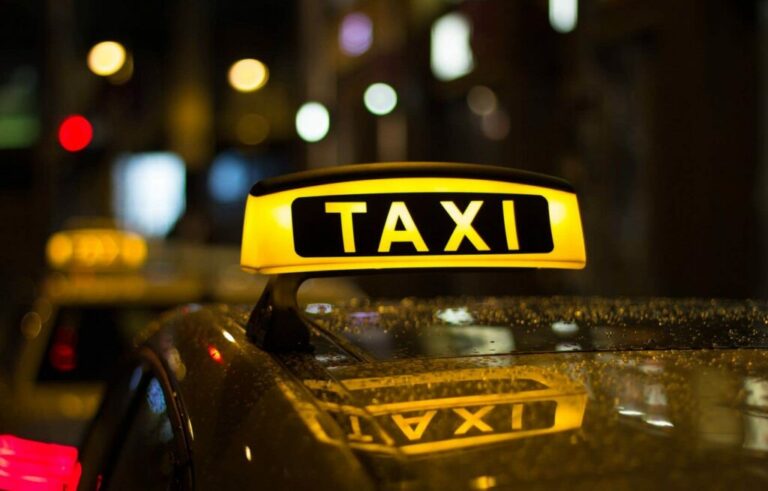 Taxi pas cher en Tunisie : Comment voyager sans se ruiner ? Vous prévoyez un voyage en Tunisie et vous vous demandez comment vous déplacer sans vous ruiner en taxis ? Pas de souci ! Nous avons rassemblé pour vous les meilleurs conseils pour bénéficier de taxis pas chers en Tunisie, tout en explorant les merveilles de ce magnifique pays. 1. Négociez les tarifs avant de monter à bord Lorsque vous souhaitez prendre un taxi en Tunisie, la première règle est de négocier le tarif avant de monter à bord. Les chauffeurs de taxi ne sont pas toujours équipés de compteurs, donc convenez d'un prix avec le chauffeur avant de commencer votre trajet. Une petite astuce consiste à demander à des locaux ou à votre logeur quel est le tarif habituel pour votre trajet, afin d'avoir une idée du prix à viser. 2. Privilégiez les taxis collectifs Les taxis collectifs, également appelés "Louages," sont une option très économique pour se déplacer en Tunisie. Ces taxis desservent des itinéraires spécifiques et s'arrêtent pour prendre des passagers le long du trajet. Ils sont souvent moins chers que les taxis traditionnels, car les frais sont partagés entre plusieurs voyageurs. Vous pourrez ainsi économiser tout en découvrant la convivialité des transports locaux. 3. Évitez les taxis aux abords des zones touristiques Les taxis situés près des zones touristiques ont tendance à facturer des tarifs plus élevés aux visiteurs. Si vous voulez économiser, marchez quelques rues plus loin pour trouver un taxi local. Vous pouvez également demander à votre hébergement de vous appeler un taxi de confiance avec un tarif équitable. 4. Utilisez les applications de covoiturage Comme dans de nombreux endroits, les applications de covoiturage sont de plus en plus populaires en Tunisie. Téléchargez une application de covoiturage locale sur votre téléphone pour obtenir des tarifs transparents et compétitifs. Ces applications vous permettent également de voir le trajet et le prix estimé avant de confirmer votre course. 5. Optez pour les taxis gouvernementaux Dans certaines grandes villes, vous trouverez des taxis gouvernementaux avec des tarifs réglementés. Ces taxis portent souvent une couleur spécifique et sont généralement plus fiables en termes de tarification. Cherchez les taxis portant le logo officiel du gouvernement et évitez les véhicules non officiels. 6. Planifiez vos trajets à l'avance Si vous avez plusieurs destinations prévues pour la journée, essayez de planifier vos trajets à l'avance pour optimiser vos déplacements en taxi. En regroupant les lieux que vous souhaitez visiter par proximité géographique, vous réduirez le nombre de trajets en taxi nécessaires et économiserez ainsi sur vos frais de transport. 7. Faites preuve de courtoisie et de respect Enfin, une attitude courtoise et respectueuse envers les chauffeurs de taxi peut parfois vous faire bénéficier de meilleurs tarifs. Une approche amicale et un peu de conversation dans la langue locale peuvent établir une connexion humaine et vous aider à obtenir un tarif plus avantageux. En suivant ces conseils, vous êtes désormais armé pour voyager en taxi pas cher en Tunisie. N'oubliez pas de négocier les tarifs, d'utiliser les taxis collectifs, d'éviter les zones touristiques pour les courses et d'explorer les options d'applications de covoiturage. En planifiant vos trajets et en étant respectueux envers les chauffeurs, vous profiterez pleinement de votre séjour sans vous ruiner en frais de transport. Alors, préparez-vous à découvrir les trésors de la Tunisie de manière économique et inoubliable !