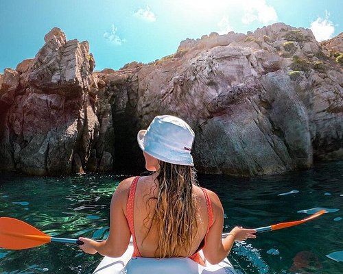 Excursion Haouaria : À la découverte des trésors cachés du Cap Bon ! Bienvenue à vous, chers explorateurs, pour une aventure inoubliable à Haouaria, une destination exceptionnelle située sur la magnifique péninsule du Cap Bon, en Tunisie. Préparez-vous à être éblouis par des paysages à couper le souffle, des plages paradisiaques et une richesse culturelle captivante. Nous vous invitons à nous suivre pour une escapade envoûtante à travers les merveilles d'Haouaria ! 1. Les plages de rêve d'Haouaria Vous avez envie de vous détendre sur des plages de sable fin, bordées par des eaux turquoise étincelantes ? Haouaria vous offre un éventail de plages qui combleront toutes vos attentes. Profitez du soleil sur la plage El Mansoura, idéale pour les baignades rafraîchissantes et les séances de bronzage. Si vous êtes adepte de sensations fortes, la plage El Haouaria vous séduira avec ses falaises majestueuses, parfaites pour les amateurs de plongée en apnée et de paysages grandioses. 2. La grotte mystérieuse d'Haouaria Préparez-vous à une aventure souterraine passionnante en explorant la Grotte d'Haouaria. Cette merveille géologique vous émerveillera par ses stalactites et stalagmites impressionnantes. Muni d'une lampe frontale, pénétrez dans les profondeurs de cette grotte millénaire et plongez-vous dans un monde souterrain fascinant. 3. Les vestiges historiques du Phare du Cap Bon Si vous êtes passionné par l'histoire, vous serez ravi de visiter le Phare du Cap Bon. Ce monument emblématique, construit au XIXe siècle, offre une vue panoramique imprenable sur la côte et la mer Méditerranée. Grimpez jusqu'à son sommet pour une expérience inoubliable et des photos à couper le souffle. 4. Le parc national d'Ichkeul : Un paradis pour les amoureux de la nature À quelques kilomètres d'Haouaria, vous découvrirez le parc national d'Ichkeul, classé au patrimoine mondial de l'UNESCO. Ce sanctuaire naturel abrite une variété incroyable d'oiseaux migrateurs et d'espèces animales protégées. Une balade en bateau sur le lac d'Ichkeul vous permettra de vous immerger dans cette réserve naturelle unique au monde. 5. Les saveurs gourmandes d'Haouaria Comment parler d'excursion sans évoquer les délices culinaires locaux ? À Haouaria, les saveurs sont à la fois riches et authentiques. Ne manquez pas de déguster le fameux couscous tunisien, les succulentes bricks farcies, les grillades parfumées, et pour les amateurs de fruits de mer, les plats de poissons fraîchement pêchés. 6. Une rencontre avec les artisans locaux Haouaria est aussi le lieu idéal pour découvrir l'artisanat traditionnel tunisien. Faites une halte dans les ateliers des artisans locaux et admirez leur talent dans la confection de poteries, tapisseries, bijoux et autres créations artistiques uniques. 7. Les habitants d'Haouaria : Un accueil chaleureux Tout au long de votre périple, vous serez charmé par l'hospitalité légendaire des habitants d'Haouaria. Leur générosité et leur convivialité rendront votre séjour encore plus mémorable. N'hésitez pas à échanger avec eux pour découvrir leur culture et leurs traditions. Alors, prêt à vivre une aventure extraordinaire à Haouaria ? Entre plages paradisiaques, sites historiques, nature préservée et rencontres humaines chaleureuses, cette destination a tout pour combler les voyageurs en quête d'authenticité et de découvertes. Partez à la conquête du Cap Bon et laissez-vous envoûter par la magie d'Haouaria !