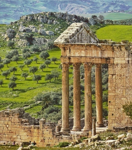 Excursion à Dougga : Découvrez un trésor archéologique caché Bienvenue dans notre guide d'excursion à Dougga, un site archéologique d'exception niché au cœur de la Tunisie. Si vous êtes passionné d'histoire, d'architecture et d'aventure, cette excursion est faite pour vous ! Nous vous invitons à nous rejoindre dans cette aventure extraordinaire alors que nous explorons les vestiges fascinants d'une ancienne cité romaine. Dougga : Un site chargé d'histoire Située à environ 100 kilomètres de Tunis, la capitale tunisienne, Dougga est un véritable trésor archéologique. Inscrite au patrimoine mondial de l'UNESCO depuis 1997, cette ancienne cité romaine est réputée pour sa préservation exceptionnelle et ses ruines bien conservées. Le théâtre romain de Dougga L'un des points forts de cette excursion est le théâtre romain de Dougga, qui remonte au IIe siècle après J.-C. Avec sa capacité d'accueil de 3 500 spectateurs, c'était autrefois un lieu majeur pour les représentations théâtrales et autres spectacles divertissants. Aujourd'hui, il reste un témoignage impressionnant de l'ingéniosité architecturale de l'époque romaine. L'amphithéâtre de Dougga Non loin du théâtre se trouve un autre chef-d'œuvre architectural : l'amphithéâtre de Dougga. Construit au IIIe siècle après J.-C., cet amphithéâtre pouvait accueillir jusqu'à 3 500 personnes pour les combats de gladiateurs et autres événements sanglants. En vous tenant au milieu de ces ruines majestueuses, vous aurez une idée vivante de la vie dans la Rome antique. Les vestiges des temples Dougga abrite également plusieurs temples impressionnants, dont le temple de Junon Caelestis et le temple de Mercure. Le temple de Junon Caelestis est le plus grand et le mieux préservé de tous, offrant un aperçu saisissant de l'architecture religieuse de l'époque. Quant au temple de Mercure, il est tout aussi fascinant, avec ses colonnes majestueuses et ses sculptures finement détaillées. Le Capitole de Dougga Le Capitole était un édifice religieux important dans l'antiquité romaine, dédié à Jupiter, Junon et Minerve. À Dougga, vous pourrez découvrir les ruines impressionnantes du Capitole, qui témoignent de la grandeur passée de cette cité. Le Mausolée de Dougga Le Mausolée de Dougga est un autre site remarquable à visiter. Cette structure funéraire imposante était destinée à accueillir les dépouilles de personnages importants de l'époque. Malgré les ravages du temps, le Mausolée reste une merveille architecturale intrigante. Les bains romains Les thermes publics faisaient partie intégrante de la vie quotidienne des Romains. À Dougga, vous aurez l'occasion d'explorer les vestiges des bains romains, où les habitants se réunissaient pour se détendre, se baigner et socialiser. C'est une occasion unique d'imaginer la vie quotidienne des habitants de l'époque. En conclusion, une excursion à Dougga est une expérience inoubliable pour les amateurs d'histoire et de culture. Vous serez transporté à travers le temps en explorant ces ruines remarquablement préservées de l'ancienne cité romaine. Du théâtre et de l'amphithéâtre aux temples et aux bains romains, chaque pas que vous ferez à Dougga vous rapprochera du passé fascinant de cette civilisation glorieuse. Alors, qu'attendez-vous ? Préparez vos chaussures de marche, votre appareil photo et votre soif de découverte, car Dougga vous attend pour une aventure unique dans l'histoire romaine.