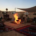 Si vous rêvez d'une expérience extraordinaire et mémorable, rien de tel qu'une excursion nuit dans le désert tunisien ! Imaginez-vous sous un ciel étoilé scintillant, entouré des dunes de sable doré à perte de vue, vivant une aventure unique au cœur du Sahara. Dans cet article, nous vous emmenons dans une escapade magique à travers le désert tunisien pour une nuit inoubliable. 1. À la découverte des paysages époustouflants Lors de votre excursion nuit dans le désert tunisien, vous serez témoin de certains des paysages les plus spectaculaires du monde. Les majestueuses dunes de sable qui s'étendent à l'infini vous laisseront sans voix. Lorsque le soleil se couche à l'horizon, le ciel se teinte de couleurs chatoyantes, créant un spectacle saisissant. Préparez-vous à capturer des photos incroyables pour immortaliser ces moments magiques. 2. Une immersion dans la culture bédouine L'une des parties les plus spéciales de cette excursion est l'immersion dans la culture bédouine. Les Bédouins sont des nomades du désert qui ont une connaissance intime des traditions et du mode de vie dans ces contrées arides. Vous aurez l'occasion de rencontrer des Bédouins locaux, d'en apprendre davantage sur leur culture et de partager des histoires autour du feu de camp. 3. Un dîner traditionnel sous les étoiles Le dîner dans le désert est un véritable festin pour les sens. Vous serez émerveillé par la cuisine locale préparée par les guides bédouins. Des plats traditionnels délicieusement épicés, comme le couscous et le tajine, vous seront servis sous les étoiles