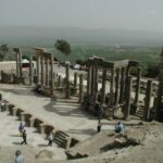 Excursion à Dougga : Découvrez le joyau de la Tunisie antique Bienvenue dans notre guide complet sur l'excursion à Dougga, l'un des sites archéologiques les plus remarquables de Tunisie. Dans cet article, nous vous emmènerons à la découverte de ce joyau de l'Antiquité, en vous présentant ses trésors historiques, son charme intemporel et en vous fournissant toutes les informations pratiques nécessaires pour planifier votre visite. Préparez-vous à être émerveillé par les vestiges bien préservés de cette ancienne cité romaine ! À la rencontre de Dougga : Histoire et patrimoine Nichée au cœur des collines verdoyantes du nord-ouest de la Tunisie, Dougga était autrefois une importante cité romaine prospère. Fondée au IVe siècle av. J.-C. par les Numides, la ville fut ensuite conquise par les Romains en 46 av. J.-C., et elle prospéra sous le règne de l'empereur Auguste. Aujourd'hui, Dougga est inscrite au patrimoine mondial de l'UNESCO en raison de son importance historique et de la richesse de ses vestiges archéologiques. En vous promenant dans ses rues pavées, vous serez transporté dans le temps et pourrez admirer des temples majestueux, des théâtres bien préservés, des thermes, des nécropoles et bien plus encore. Les incontournables de Dougga : Sites à visiter 1. Le Théâtre romain Le théâtre de Dougga est l'un des mieux préservés de tout le monde romain. Avec une capacité d'accueil de plus de 3 500 spectateurs, il témoigne de l'importance des spectacles dans la vie quotidienne de cette ancienne cité. Imaginez-vous assistant à des pièces de théâtre, des concerts de musique ou des compétitions gladiateurs dans ce lieu empreint d'histoire. 2. Le Capitole Le Capitole était le centre religieux et politique de Dougga. Ce temple majestueux dédié à Jupiter, Junon et Minerve est un exemple éloquent de l'architecture romaine. Ne manquez pas de vous promener dans ses colonnades imposantes et d'admirer les sculptures finement détaillées qui ornent les lieux. 3. Les thermes de la Vénus Prenez le temps de vous détendre comme le faisaient les Romains dans les thermes de Dougga, également connus sous le nom de thermes de la Vénus. Ces bains publics offrent un aperçu fascinant de la vie quotidienne de l'époque romaine et sont dotés d'une architecture ingénieuse pour chauffer l'eau et les salles. Comment planifier votre excursion à Dougga Maintenant que vous êtes enthousiasmé par l'idée de visiter Dougga, voici quelques conseils pour planifier votre excursion de manière optimale : 1. Choisissez la bonne saison Les mois d'avril à juin et de septembre à novembre sont les meilleures périodes pour visiter Dougga. Les températures sont agréables, et vous éviterez ainsi la chaleur accablante de l'été tunisien. 2. Préparez-vous pour la visite Assurez-vous de porter des chaussures confortables, car certaines zones du site peuvent être escarpées. N'oubliez pas de prendre de l'eau et de vous protéger du soleil avec un chapeau et de la crème solaire. 3. Engagez un guide local Pour tirer le meilleur parti de votre visite, engagez un guide local francophone. Il vous fera découvrir les histoires fascinantes derrière chaque monument et vous fournira des détails intéressants sur la vie dans l'antique Dougga. 4. Profitez de la gastronomie locale Après une journée riche en découvertes, ne manquez pas de savourer la délicieuse cuisine tunisienne dans l'un des restaurants locaux. Goûtez aux spécialités comme le couscous, les bricks et les tajines pour une expérience culinaire inoubliable. Dougga est bien plus qu'une simple excursion, c'est une plongée dans l'histoire et le patrimoine d'une civilisation ancienne. En visitant ce site archéologique extraordinaire, vous ferez un voyage dans le temps et serez émerveillé par la grandeur de l'Empire romain. Alors, préparez vos bagages, réservez votre voyage et partez à la découverte de Dougga, une expérience qui restera gravée dans votre mémoire pour toujours !