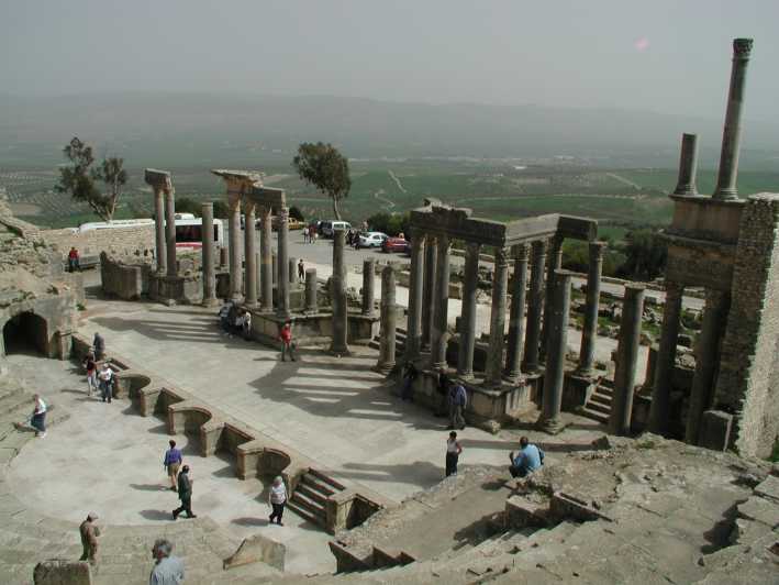 Excursion à Dougga : Découvrez le joyau de la Tunisie antique Bienvenue dans notre guide complet sur l'excursion à Dougga, l'un des sites archéologiques les plus remarquables de Tunisie. Dans cet article, nous vous emmènerons à la découverte de ce joyau de l'Antiquité, en vous présentant ses trésors historiques, son charme intemporel et en vous fournissant toutes les informations pratiques nécessaires pour planifier votre visite. Préparez-vous à être émerveillé par les vestiges bien préservés de cette ancienne cité romaine ! À la rencontre de Dougga : Histoire et patrimoine Nichée au cœur des collines verdoyantes du nord-ouest de la Tunisie, Dougga était autrefois une importante cité romaine prospère. Fondée au IVe siècle av. J.-C. par les Numides, la ville fut ensuite conquise par les Romains en 46 av. J.-C., et elle prospéra sous le règne de l'empereur Auguste. Aujourd'hui, Dougga est inscrite au patrimoine mondial de l'UNESCO en raison de son importance historique et de la richesse de ses vestiges archéologiques. En vous promenant dans ses rues pavées, vous serez transporté dans le temps et pourrez admirer des temples majestueux, des théâtres bien préservés, des thermes, des nécropoles et bien plus encore. Les incontournables de Dougga : Sites à visiter 1. Le Théâtre romain Le théâtre de Dougga est l'un des mieux préservés de tout le monde romain. Avec une capacité d'accueil de plus de 3 500 spectateurs, il témoigne de l'importance des spectacles dans la vie quotidienne de cette ancienne cité. Imaginez-vous assistant à des pièces de théâtre, des concerts de musique ou des compétitions gladiateurs dans ce lieu empreint d'histoire. 2. Le Capitole Le Capitole était le centre religieux et politique de Dougga. Ce temple majestueux dédié à Jupiter, Junon et Minerve est un exemple éloquent de l'architecture romaine. Ne manquez pas de vous promener dans ses colonnades imposantes et d'admirer les sculptures finement détaillées qui ornent les lieux. 3. Les thermes de la Vénus Prenez le temps de vous détendre comme le faisaient les Romains dans les thermes de Dougga, également connus sous le nom de thermes de la Vénus. Ces bains publics offrent un aperçu fascinant de la vie quotidienne de l'époque romaine et sont dotés d'une architecture ingénieuse pour chauffer l'eau et les salles. Comment planifier votre excursion à Dougga Maintenant que vous êtes enthousiasmé par l'idée de visiter Dougga, voici quelques conseils pour planifier votre excursion de manière optimale : 1. Choisissez la bonne saison Les mois d'avril à juin et de septembre à novembre sont les meilleures périodes pour visiter Dougga. Les températures sont agréables, et vous éviterez ainsi la chaleur accablante de l'été tunisien. 2. Préparez-vous pour la visite Assurez-vous de porter des chaussures confortables, car certaines zones du site peuvent être escarpées. N'oubliez pas de prendre de l'eau et de vous protéger du soleil avec un chapeau et de la crème solaire. 3. Engagez un guide local Pour tirer le meilleur parti de votre visite, engagez un guide local francophone. Il vous fera découvrir les histoires fascinantes derrière chaque monument et vous fournira des détails intéressants sur la vie dans l'antique Dougga. 4. Profitez de la gastronomie locale Après une journée riche en découvertes, ne manquez pas de savourer la délicieuse cuisine tunisienne dans l'un des restaurants locaux. Goûtez aux spécialités comme le couscous, les bricks et les tajines pour une expérience culinaire inoubliable. Dougga est bien plus qu'une simple excursion, c'est une plongée dans l'histoire et le patrimoine d'une civilisation ancienne. En visitant ce site archéologique extraordinaire, vous ferez un voyage dans le temps et serez émerveillé par la grandeur de l'Empire romain. Alors, préparez vos bagages, réservez votre voyage et partez à la découverte de Dougga, une expérience qui restera gravée dans votre mémoire pour toujours !