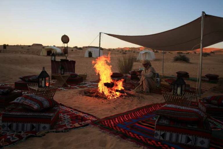 Si vous rêvez d'une expérience extraordinaire et mémorable, rien de tel qu'une excursion nuit dans le désert tunisien ! Imaginez-vous sous un ciel étoilé scintillant, entouré des dunes de sable doré à perte de vue, vivant une aventure unique au cœur du Sahara. Dans cet article, nous vous emmenons dans une escapade magique à travers le désert tunisien pour une nuit inoubliable. 1. À la découverte des paysages époustouflants Lors de votre excursion nuit dans le désert tunisien, vous serez témoin de certains des paysages les plus spectaculaires du monde. Les majestueuses dunes de sable qui s'étendent à l'infini vous laisseront sans voix. Lorsque le soleil se couche à l'horizon, le ciel se teinte de couleurs chatoyantes, créant un spectacle saisissant. Préparez-vous à capturer des photos incroyables pour immortaliser ces moments magiques. 2. Une immersion dans la culture bédouine L'une des parties les plus spéciales de cette excursion est l'immersion dans la culture bédouine. Les Bédouins sont des nomades du désert qui ont une connaissance intime des traditions et du mode de vie dans ces contrées arides. Vous aurez l'occasion de rencontrer des Bédouins locaux, d'en apprendre davantage sur leur culture et de partager des histoires autour du feu de camp. 3. Un dîner traditionnel sous les étoiles Le dîner dans le désert est un véritable festin pour les sens. Vous serez émerveillé par la cuisine locale préparée par les guides bédouins. Des plats traditionnels délicieusement épicés, comme le couscous et le tajine, vous seront servis sous les étoiles