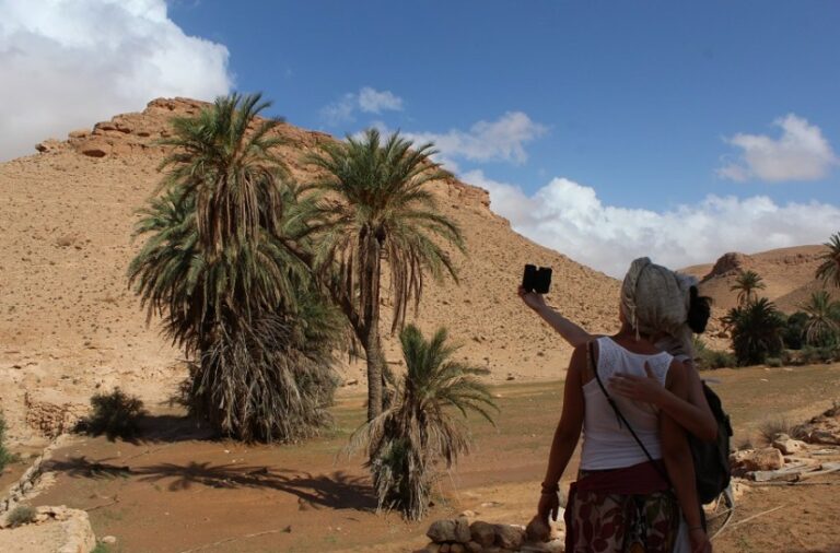 Tunisie/ Tourisme Saharien : Découvrez l'Oasis du Sud Le tourisme saharien en Tunisie offre une aventure enchanteresse au cœur du désert, où la beauté des dunes dorées et des oasis verdoyantes crée un paysage à couper le souffle. Dans cet article, nous vous emmenons à la découverte de l'Oasis du Sud, une destination incontournable pour les voyageurs en quête d'authenticité et de dépaysement. Laissez-nous vous guider à travers les merveilles de cette région préservée, des traditions locales aux expériences uniques, et plongeons ensemble dans un voyage mémorable à travers les paysages sahariens de la Tunisie. À la découverte de l'Oasis du Sud L'Oasis du Sud, nichée au cœur du désert tunisien, est une région qui regorge de richesses culturelles et naturelles. Elle s'étend sur plusieurs kilomètres carrés et abrite une végétation luxuriante alimentée par des sources souterraines. Cette oasis offre une véritable oasis de fraîcheur et de vie au milieu des étendues arides du désert. Les trésors cachés de l'Oasis Lors de votre visite à l'Oasis du Sud, préparez-vous à être émerveillé par la beauté de la palmeraie qui s'étend à perte de vue. Les palmiers dattiers offrent une ombre apaisante sous le soleil brûlant du désert, créant un contraste saisissant entre le vert des feuilles et le sable doré environnant. Au cœur de l'oasis, vous découvrirez également des jardins secrets, cultivés avec soin par les habitants depuis des générations. Les cultures traditionnelles, telles que les céréales, les légumes et les fruits, y prospèrent grâce à un ingénieux système d'irrigation hérité des ancêtres. C'est un spectacle envoûtant qui vous plonge dans l'histoire et le mode de vie séculaire des habitants de l'Oasis. Rencontre avec les habitants chaleureux L'une des expériences les plus enrichissantes de votre voyage à l'Oasis du Sud sera sans aucun doute la rencontre avec les habitants locaux. Connus pour leur hospitalité légendaire, ils vous accueilleront à bras ouverts dans leurs maisons traditionnelles, les "ksour". Vous pourrez partager des moments authentiques avec les familles, goûter à la délicieuse cuisine locale et participer à des activités traditionnelles, telles que la fabrication du pain ou la préparation du thé à la menthe. Ces échanges humains sincères vous laisseront des souvenirs impérissables et vous offriront un aperçu unique de la culture tunisienne. Une aventure au cœur du désert Si vous êtes un amateur de sensations fortes, l'Oasis du Sud ne vous décevra pas. Partez à l'aventure en explorant les dunes du désert lors d'une excursion en 4x4 ou à dos de chameau. Les paysages qui s'offrent à vous sont à couper le souffle, et les couchers de soleil dans le désert sont une véritable féerie. Pour les plus téméraires, une nuit à la belle étoile dans un campement saharien est une expérience inoubliable. Émerveillez-vous devant le ciel étoilé, éloigné de toute pollution lumineuse, et laissez-vous bercer par le silence apaisant du désert. Préserver l'équilibre fragile de l'Oasis L'Oasis du Sud est un écosystème fragile qui nécessite une attention particulière pour être préservé. En tant que voyageurs responsables, il est essentiel de respecter la nature et les traditions locales lors de votre séjour. Évitez de laisser des déchets derrière vous, respectez les consignes des guides locaux et préférez les produits artisanaux locaux pour soutenir l'économie de la région. Ensemble, nous pouvons préserver ce joyau du Sahara pour les générations futures. L'Oasis du Sud en Tunisie est bien plus qu'une simple destination touristique, c'est une expérience immersive au cœur d'un désert envoûtant, où la nature, la culture et l'hospitalité se mêlent harmonieusement. De la magie des oasis verdoyantes aux aventures dans les dunes de sable, cette région offre un voyage unique qui laissera une empreinte indélébile dans vos souvenirs. Alors, laissez-vous charmer par l'authenticité de l'Oasis du Sud, partez à la rencontre de ses habitants chaleureux et explorez les paysages spectaculaires du Sahara tunisien. Une aventure extraordinaire vous attend !