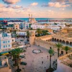 Excursion Sousse Monastir : Découvrez les trésors de la côte tunisienne Bienvenue dans notre guide complet sur l'excursion Sousse Monastir, une aventure passionnante le long de la magnifique côte tunisienne. Si vous êtes en quête de plages ensoleillées, d'histoire riche et de culture vibrante, cette escapade est faite sur mesure pour vous ! Nous vous emmènerons dans un voyage inoubliable entre Sousse et Monastir, où chaque étape sera empreinte de découvertes et de merveilles. 1. Sousse : La perle du Sahel Notre périple commence à Sousse, une ville côtière qui allie harmonieusement l'ancien et le moderne. Explorez la médina historique de Sousse, classée au patrimoine mondial de l'UNESCO, où les ruelles étroites vous invitent à une balade envoûtante. Vous y découvrirez des souks animés, des mosquées majestueuses et des maisons traditionnelles. Ne manquez pas de visiter la Ribat, une forteresse médiévale offrant une vue imprenable sur la ville et la mer. 2. Plages de rêve et sports nautiques La région de Sousse est réputée pour ses plages paradisiaques aux eaux turquoise. Profitez du soleil en vous prélassant sur le sable fin ou partez à l'aventure avec des activités nautiques excitantes telles que la planche à voile, la plongée sous-marine ou la voile. Que vous soyez amateur de farniente ou d'adrénaline, vous trouverez votre bonheur sur les côtes de Sousse. 3. Monastir : Un voyage dans l'histoire Nous poursuivons notre excursion vers Monastir, une ville aux multiples facettes. Visitez le mausolée de Bourguiba, le fondateur de la Tunisie moderne, où vous pourrez en apprendre davantage sur l'histoire politique du pays. Explorez également la médina de Monastir, plus petite mais tout aussi charmante que celle de Sousse, et imprégnez-vous de l'atmosphère locale. 4. Ribat de Monastir et les falaises de la corniche Le Ribat de Monastir, une imposante forteresse du VIIIe siècle, vous offre une vue panoramique sur la mer Méditerranée. Prenez le temps de vous promener sur la corniche, où les falaises abruptes se mêlent harmonieusement aux plages de sable doré. C'est un endroit idéal pour se détendre, prendre des photos mémorables et profiter d'une brise marine rafraîchissante. Conseils pratiques pour une excursion réussie Transports : Optez pour un moyen de transport flexible, comme une voiture de location, pour explorer librement les différentes attractions. Gastronomie : Ne manquez pas de déguster les spécialités locales, telles que le couscous, les fruits de mer frais et les pâtisseries sucrées. Culture : Respectez les traditions locales et habillez-vous modestement lorsque vous visitez des sites religieux. L'excursion Sousse Monastir est un véritable voyage au cœur de l'histoire, de la beauté naturelle et de la culture tunisienne. De la médina de Sousse aux falaises de Monastir, chaque étape vous promet des souvenirs inoubliables. Que vous soyez amateur d'histoire, de plages idylliques ou de cuisine savoureuse, cette escapade comblera toutes vos attentes. Alors, préparez vos valises et embarquez pour cette aventure unique le long de la côte tunisienne. Le Cap Bon vous attend, prêt à vous émerveiller !