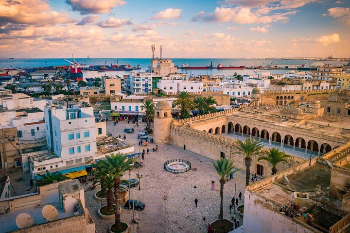 Excursion Sousse Monastir : Découvrez les trésors de la côte tunisienne Bienvenue dans notre guide complet sur l'excursion Sousse Monastir, une aventure passionnante le long de la magnifique côte tunisienne. Si vous êtes en quête de plages ensoleillées, d'histoire riche et de culture vibrante, cette escapade est faite sur mesure pour vous ! Nous vous emmènerons dans un voyage inoubliable entre Sousse et Monastir, où chaque étape sera empreinte de découvertes et de merveilles. 1. Sousse : La perle du Sahel Notre périple commence à Sousse, une ville côtière qui allie harmonieusement l'ancien et le moderne. Explorez la médina historique de Sousse, classée au patrimoine mondial de l'UNESCO, où les ruelles étroites vous invitent à une balade envoûtante. Vous y découvrirez des souks animés, des mosquées majestueuses et des maisons traditionnelles. Ne manquez pas de visiter la Ribat, une forteresse médiévale offrant une vue imprenable sur la ville et la mer. 2. Plages de rêve et sports nautiques La région de Sousse est réputée pour ses plages paradisiaques aux eaux turquoise. Profitez du soleil en vous prélassant sur le sable fin ou partez à l'aventure avec des activités nautiques excitantes telles que la planche à voile, la plongée sous-marine ou la voile. Que vous soyez amateur de farniente ou d'adrénaline, vous trouverez votre bonheur sur les côtes de Sousse. 3. Monastir : Un voyage dans l'histoire Nous poursuivons notre excursion vers Monastir, une ville aux multiples facettes. Visitez le mausolée de Bourguiba, le fondateur de la Tunisie moderne, où vous pourrez en apprendre davantage sur l'histoire politique du pays. Explorez également la médina de Monastir, plus petite mais tout aussi charmante que celle de Sousse, et imprégnez-vous de l'atmosphère locale. 4. Ribat de Monastir et les falaises de la corniche Le Ribat de Monastir, une imposante forteresse du VIIIe siècle, vous offre une vue panoramique sur la mer Méditerranée. Prenez le temps de vous promener sur la corniche, où les falaises abruptes se mêlent harmonieusement aux plages de sable doré. C'est un endroit idéal pour se détendre, prendre des photos mémorables et profiter d'une brise marine rafraîchissante. Conseils pratiques pour une excursion réussie Transports : Optez pour un moyen de transport flexible, comme une voiture de location, pour explorer librement les différentes attractions. Gastronomie : Ne manquez pas de déguster les spécialités locales, telles que le couscous, les fruits de mer frais et les pâtisseries sucrées. Culture : Respectez les traditions locales et habillez-vous modestement lorsque vous visitez des sites religieux. L'excursion Sousse Monastir est un véritable voyage au cœur de l'histoire, de la beauté naturelle et de la culture tunisienne. De la médina de Sousse aux falaises de Monastir, chaque étape vous promet des souvenirs inoubliables. Que vous soyez amateur d'histoire, de plages idylliques ou de cuisine savoureuse, cette escapade comblera toutes vos attentes. Alors, préparez vos valises et embarquez pour cette aventure unique le long de la côte tunisienne. Le Cap Bon vous attend, prêt à vous émerveiller !