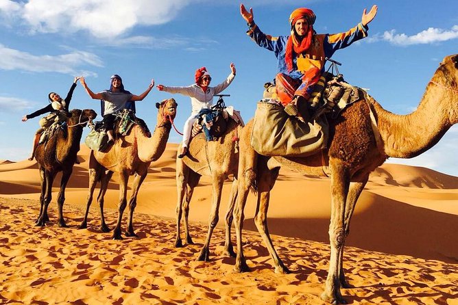 Tunisie : Le Tourisme Saharien en Plein Essor Le tourisme saharien en Tunisie connaît actuellement une popularité croissante auprès des voyageurs du monde entier. Le désert du Sahara, avec ses paysages époustouflants et ses traditions riches, offre une expérience unique et mémorable aux visiteurs en quête d'aventure et de découvertes. Dans cet article, nous explorerons les charmes du tourisme saharien en Tunisie et les raisons pour lesquelles de plus en plus de voyageurs choisissent cette destination. Découvrir le Sahara Tunisien : Une Aventure Extraordinaire Le Sahara tunisien est un joyau naturel offrant une diversité de paysages à couper le souffle. Des dunes de sable doré s'étendent à perte de vue, formant des vagues ondulantes qui émerveillent les voyageurs. Les ergs, tels que l'Erg Chebbi et l'Erg Chigaga, sont parmi les endroits les plus populaires pour vivre une expérience unique de trekking dans le désert. Les oasis luxuriantes, telles que Tozeur et Nefta, sont comme des mirages surgissant du sable aride, offrant un répit bienvenu aux voyageurs fatigués. Ici, on peut se détendre dans les jardins verdoyants, goûter aux délicieux dattes et explorer les anciennes kasbahs qui racontent l'histoire riche de la région. Une Immersion Culturelle Riche Le tourisme saharien en Tunisie offre également aux voyageurs une immersion culturelle unique. Rencontrer les populations locales et découvrir leur mode de vie traditionnel est une expérience enrichissante. Les tribus berbères, notamment les Touaregs, accueillent chaleureusement les visiteurs et partagent fièrement leur héritage séculaire. Les festivals du désert, tels que le Festival International du Sahara à Douz, sont des événements incontournables pour vivre la musique, la danse et les coutumes locales. Les marchés traditionnels, où s'échangent artisanat et produits locaux, sont des lieux parfaits pour ramener chez soi des souvenirs authentiques de cette expérience unique. L'Écotourisme au Sahara : Protéger un Trésor Fragile Alors que le tourisme saharien continue de se développer, il est essentiel de le faire de manière durable et responsable. L'écosystème du Sahara est fragile, et il est primordial de préserver cette beauté naturelle pour les générations futures. De plus en plus d'initiatives écotouristiques voient le jour en Tunisie, avec des entreprises locales qui s'engagent à minimiser leur impact sur l'environnement et à soutenir les communautés locales. Les excursions respectueuses de l'environnement et des visites guidées par des experts de la région sont conçues pour préserver l'équilibre délicat du désert et assurer la durabilité du tourisme saharien. La Cuisine du Sahara : Un Délice pour les Papilles Un voyage au Sahara tunisien est également une opportunité de découvrir la délicieuse cuisine locale. Les plats traditionnels reflètent l'identité culturelle de la région. Le couscous, accompagné de viandes savoureuses et de légumes frais, est un incontournable de la table tunisienne. Les tajines et les grillades font également partie des délices culinaires à savourer. Les dattes, produits emblématiques du Sahara, sont omniprésentes dans la cuisine tunisienne. Que ce soit sous forme de dessert, de pâte à tartiner ou d'ingrédient dans des plats salés, les dattes ajoutent une touche de douceur caractéristique à de nombreux mets.  Plongez dans l'Aventure Saharienne En conclusion, le tourisme saharien en Tunisie offre une expérience unique et inoubliable. Des paysages désertiques à couper le souffle à l'immersion culturelle riche en traditions, en passant par une délicieuse cuisine locale, cette destination a de quoi séduire tous les types de voyageurs. Cependant, il est essentiel de se rappeler l'importance de pratiquer un tourisme responsable et durable pour préserver la beauté naturelle du Sahara et soutenir les communautés locales. Alors, si vous cherchez une aventure authentique et hors des sentiers battus, le Sahara tunisien est la destination idéale pour vivre des moments uniques et mémorables. Partez à la découverte de ce trésor du désert et laissez-vous envoûter par la magie du Sahara.