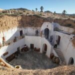 Matmata : Découvrez le Charme Authentique de Ce Village Berbère Vous cherchez à vivre une expérience unique et authentique lors de vos prochaines vacances ? Ne cherchez pas plus loin que Matmata, un village berbère niché au cœur du sud tunisien. Avec ses maisons troglodytes, ses paysages pittoresques et son patrimoine culturel riche, Matmata offre un voyage dans le temps qui ne manquera pas de vous enchanter. Des Maisons Troglodytes Uniques en Leur Genre L'une des caractéristiques les plus fascinantes de Matmata est sans aucun doute ses maisons troglodytes. Creusées à même la roche, ces habitations traditionnelles offrent un spectacle saisissant. Les maisons troglodytes étaient à l'origine conçues pour protéger les habitants de la chaleur étouffante du désert, et elles offrent aujourd'hui un aperçu fascinant de la vie ancienne dans le Sahara tunisien. Certains des habitants de Matmata ont choisi de préserver leur mode de vie ancestral et ouvrent leurs maisons troglodytes aux visiteurs. Vous pouvez donc vivre une expérience immersive et découvrir de première main la simplicité et la beauté de ces habitats uniques en leur genre. Rencontre avec la Culture Berbère Matmata est le foyer de la tribu berbère des Matmatas, qui a préservé ses coutumes et traditions depuis des générations. Lors de votre visite, vous aurez l'occasion de rencontrer les habitants chaleureux et accueillants, et d'en apprendre davantage sur leur mode de vie traditionnel. Assistez aux danses berbères envoûtantes et aux chants traditionnels qui résonnent dans les ruelles pittoresques du village. Les Matmatas sont fiers de partager leur culture avec les visiteurs et sont toujours ravis de raconter les histoires de leur communauté. Un Paysage Spectaculaire Outre ses maisons troglodytes, Matmata offre des paysages spectaculaires à couper le souffle. Les environs sont parsemés de collines ondulantes, de vastes plaines désertiques et de formations rocheuses étranges qui semblent tout droit sorties d'un décor de film. La région est également réputée pour ses couchers de soleil magnifiques qui peignent le ciel de nuances de rouge et d'orange. Prenez le temps de vous asseoir et d'admirer le spectacle éblouissant du soleil qui se couche sur l'horizon infini du désert. Une Cuisine Savoureuse Voyager à Matmata est aussi une opportunité de savourer une cuisine délicieuse et authentique. Les plats berbères sont riches en saveurs et en épices, offrant un véritable festin pour vos papilles. Ne manquez pas de déguster le fameux couscous, préparé avec amour et accompagné de légumes frais et de viandes tendres. Les tajines, mijotés à feu doux dans des poteries traditionnelles, sont également une spécialité à ne pas manquer. Matmata, Une Perle du Sud Tunisien En conclusion, Matmata est bien plus qu'un simple village berbère. C'est un voyage dans le temps, une immersion dans une culture riche et une découverte de paysages saisissants. Si vous cherchez à échapper à l'ordinaire et à vivre une aventure authentique, Matmata est la destination idéale. Laissez-vous séduire par le charme unique des maisons troglodytes, rencontrez les habitants chaleureux et goûtez aux délices de la cuisine berbère. Le village de Matmata vous promet des souvenirs inoubliables et une expérience enrichissante à chaque tournant. Alors, préparez vos valises et partez à la découverte de cette perle du sud tunisien. Matmata vous attend avec impatience pour vous offrir un voyage que vous n'oublierez jamais.