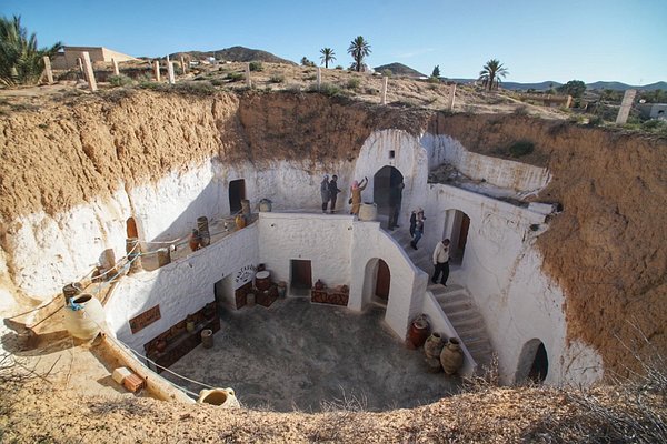 Matmata : Découvrez le Charme Authentique de Ce Village Berbère Vous cherchez à vivre une expérience unique et authentique lors de vos prochaines vacances ? Ne cherchez pas plus loin que Matmata, un village berbère niché au cœur du sud tunisien. Avec ses maisons troglodytes, ses paysages pittoresques et son patrimoine culturel riche, Matmata offre un voyage dans le temps qui ne manquera pas de vous enchanter. Des Maisons Troglodytes Uniques en Leur Genre L'une des caractéristiques les plus fascinantes de Matmata est sans aucun doute ses maisons troglodytes. Creusées à même la roche, ces habitations traditionnelles offrent un spectacle saisissant. Les maisons troglodytes étaient à l'origine conçues pour protéger les habitants de la chaleur étouffante du désert, et elles offrent aujourd'hui un aperçu fascinant de la vie ancienne dans le Sahara tunisien. Certains des habitants de Matmata ont choisi de préserver leur mode de vie ancestral et ouvrent leurs maisons troglodytes aux visiteurs. Vous pouvez donc vivre une expérience immersive et découvrir de première main la simplicité et la beauté de ces habitats uniques en leur genre. Rencontre avec la Culture Berbère Matmata est le foyer de la tribu berbère des Matmatas, qui a préservé ses coutumes et traditions depuis des générations. Lors de votre visite, vous aurez l'occasion de rencontrer les habitants chaleureux et accueillants, et d'en apprendre davantage sur leur mode de vie traditionnel. Assistez aux danses berbères envoûtantes et aux chants traditionnels qui résonnent dans les ruelles pittoresques du village. Les Matmatas sont fiers de partager leur culture avec les visiteurs et sont toujours ravis de raconter les histoires de leur communauté. Un Paysage Spectaculaire Outre ses maisons troglodytes, Matmata offre des paysages spectaculaires à couper le souffle. Les environs sont parsemés de collines ondulantes, de vastes plaines désertiques et de formations rocheuses étranges qui semblent tout droit sorties d'un décor de film. La région est également réputée pour ses couchers de soleil magnifiques qui peignent le ciel de nuances de rouge et d'orange. Prenez le temps de vous asseoir et d'admirer le spectacle éblouissant du soleil qui se couche sur l'horizon infini du désert. Une Cuisine Savoureuse Voyager à Matmata est aussi une opportunité de savourer une cuisine délicieuse et authentique. Les plats berbères sont riches en saveurs et en épices, offrant un véritable festin pour vos papilles. Ne manquez pas de déguster le fameux couscous, préparé avec amour et accompagné de légumes frais et de viandes tendres. Les tajines, mijotés à feu doux dans des poteries traditionnelles, sont également une spécialité à ne pas manquer. Matmata, Une Perle du Sud Tunisien En conclusion, Matmata est bien plus qu'un simple village berbère. C'est un voyage dans le temps, une immersion dans une culture riche et une découverte de paysages saisissants. Si vous cherchez à échapper à l'ordinaire et à vivre une aventure authentique, Matmata est la destination idéale. Laissez-vous séduire par le charme unique des maisons troglodytes, rencontrez les habitants chaleureux et goûtez aux délices de la cuisine berbère. Le village de Matmata vous promet des souvenirs inoubliables et une expérience enrichissante à chaque tournant. Alors, préparez vos valises et partez à la découverte de cette perle du sud tunisien. Matmata vous attend avec impatience pour vous offrir un voyage que vous n'oublierez jamais.