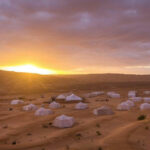 Passer la Nuit Sous Tente dans le Sahara Sud de la Tunisie : Une Expérience Magique au Cœur du Désert Vous rêvez d'une aventure extraordinaire, loin de l'agitation quotidienne, et de vivre une expérience unique en communion avec la nature ? Alors, laissez-vous tenter par une nuit sous tente dans le Sahara Sud de la Tunisie. Cette escapade inoubliable vous promet des paysages à couper le souffle, des nuits étoilées mémorables et une rencontre authentique avec la culture nomade. Dans cet article, nous vous emmènerons dans un voyage au cœur du désert tunisien et vous donnerons toutes les informations nécessaires pour vivre cette expérience magique. Une Aventure au Cœur du Sahara Sud Tunisien Le Sahara Sud tunisien est un véritable trésor naturel qui regorge de dunes de sable doré à perte de vue. C'est une région reculée et préservée, loin du tourisme de masse, qui offre aux voyageurs intrépides l'opportunité de se déconnecter du monde moderne et de se plonger dans une atmosphère envoûtante. Laissez-vous envoûter par le silence du désert, le chant du vent dans les dunes et le scintillement des étoiles dans un ciel dégagé. Une Expérience en Tente Traditionnelle Lors de cette aventure, vous aurez l'occasion de séjourner dans une tente traditionnelle nomade. Ces tentes, appelées "khaymas", sont confectionnées à partir de matériaux naturels et offrent un abri confortable et authentique. Leur structure permet de réguler la température à l'intérieur, vous préservant ainsi de la chaleur diurne et du froid nocturne. Vous vivrez comme les nomades, en harmonie avec la nature et les éléments. Le Coucher du Soleil : Un Spectacle Époustouflant L'un des moments les plus magiques de votre séjour sera sans aucun doute le coucher du soleil sur les dunes du Sahara. Assistez à ce spectacle époustouflant, où le ciel se teinte de nuances dorées et rosées, tandis que le soleil se fond lentement dans l'horizon. C'est une expérience à couper le souffle qui restera gravée dans votre mémoire pour toujours. Un Dîner Sous les Étoiles Après avoir admiré le coucher du soleil, vous serez convié à un dîner sous les étoiles. Les cuisiniers nomades vous prépareront des plats délicieux à base de produits locaux et de saveurs authentiques. Installez-vous confortablement autour du feu de camp et laissez-vous enchanter par les histoires et les chants des nomades. Ce sera un moment de partage et de convivialité inoubliable. Une Nuit Magique dans le Désert Après une soirée chaleureuse et conviviale, il sera temps de vous retirer dans votre tente pour passer une nuit magique sous les étoiles. Éloignez-vous de la pollution lumineuse des villes et laissez-vous porter par la beauté du ciel étoilé du désert. La voie lactée et les constellations se dévoileront à vous dans toute leur splendeur. C'est une expérience unique qui vous connectera à l'immensité de l'univers. Le Lever du Soleil : Un Moment Féérique Le lendemain matin, ne manquez pas le lever du soleil sur les dunes. C'est un moment féérique où le désert s'éveille doucement, baigné par la lumière dorée du soleil levant. Prenez le temps d'admirer ce spectacle magique et de vous imprégner de la quiétude du désert avant de reprendre votre périple. Conseils Pratiques pour Votre Aventure dans le Sahara Sud Prévoyez des vêtements chauds pour les nuits fraîches du désert. Apportez de l'eau en quantité suffisante pour rester hydraté tout au long du séjour. Emportez des chaussures confortables pour marcher dans le sable des dunes. Ne pas oublier votre appareil photo pour capturer ces moments magiques. Conclusion Une nuit sous tente dans le Sahara Sud de la Tunisie est une expérience hors du commun qui vous permettra de vous reconnecter à la nature, de vivre au rythme du désert et de découvrir la richesse de la culture nomade. Ce voyage vous offrira des souvenirs impérissables et des émotions intenses. Alors, laissez-vous porter par la magie du désert et vivez une aventure inoubliable au cœur du Sahara tunisien !