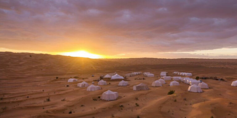 Passer la Nuit Sous Tente dans le Sahara Sud de la Tunisie : Une Expérience Magique au Cœur du Désert Vous rêvez d'une aventure extraordinaire, loin de l'agitation quotidienne, et de vivre une expérience unique en communion avec la nature ? Alors, laissez-vous tenter par une nuit sous tente dans le Sahara Sud de la Tunisie. Cette escapade inoubliable vous promet des paysages à couper le souffle, des nuits étoilées mémorables et une rencontre authentique avec la culture nomade. Dans cet article, nous vous emmènerons dans un voyage au cœur du désert tunisien et vous donnerons toutes les informations nécessaires pour vivre cette expérience magique. Une Aventure au Cœur du Sahara Sud Tunisien Le Sahara Sud tunisien est un véritable trésor naturel qui regorge de dunes de sable doré à perte de vue. C'est une région reculée et préservée, loin du tourisme de masse, qui offre aux voyageurs intrépides l'opportunité de se déconnecter du monde moderne et de se plonger dans une atmosphère envoûtante. Laissez-vous envoûter par le silence du désert, le chant du vent dans les dunes et le scintillement des étoiles dans un ciel dégagé. Une Expérience en Tente Traditionnelle Lors de cette aventure, vous aurez l'occasion de séjourner dans une tente traditionnelle nomade. Ces tentes, appelées "khaymas", sont confectionnées à partir de matériaux naturels et offrent un abri confortable et authentique. Leur structure permet de réguler la température à l'intérieur, vous préservant ainsi de la chaleur diurne et du froid nocturne. Vous vivrez comme les nomades, en harmonie avec la nature et les éléments. Le Coucher du Soleil : Un Spectacle Époustouflant L'un des moments les plus magiques de votre séjour sera sans aucun doute le coucher du soleil sur les dunes du Sahara. Assistez à ce spectacle époustouflant, où le ciel se teinte de nuances dorées et rosées, tandis que le soleil se fond lentement dans l'horizon. C'est une expérience à couper le souffle qui restera gravée dans votre mémoire pour toujours. Un Dîner Sous les Étoiles Après avoir admiré le coucher du soleil, vous serez convié à un dîner sous les étoiles. Les cuisiniers nomades vous prépareront des plats délicieux à base de produits locaux et de saveurs authentiques. Installez-vous confortablement autour du feu de camp et laissez-vous enchanter par les histoires et les chants des nomades. Ce sera un moment de partage et de convivialité inoubliable. Une Nuit Magique dans le Désert Après une soirée chaleureuse et conviviale, il sera temps de vous retirer dans votre tente pour passer une nuit magique sous les étoiles. Éloignez-vous de la pollution lumineuse des villes et laissez-vous porter par la beauté du ciel étoilé du désert. La voie lactée et les constellations se dévoileront à vous dans toute leur splendeur. C'est une expérience unique qui vous connectera à l'immensité de l'univers. Le Lever du Soleil : Un Moment Féérique Le lendemain matin, ne manquez pas le lever du soleil sur les dunes. C'est un moment féérique où le désert s'éveille doucement, baigné par la lumière dorée du soleil levant. Prenez le temps d'admirer ce spectacle magique et de vous imprégner de la quiétude du désert avant de reprendre votre périple. Conseils Pratiques pour Votre Aventure dans le Sahara Sud Prévoyez des vêtements chauds pour les nuits fraîches du désert. Apportez de l'eau en quantité suffisante pour rester hydraté tout au long du séjour. Emportez des chaussures confortables pour marcher dans le sable des dunes. Ne pas oublier votre appareil photo pour capturer ces moments magiques. Conclusion Une nuit sous tente dans le Sahara Sud de la Tunisie est une expérience hors du commun qui vous permettra de vous reconnecter à la nature, de vivre au rythme du désert et de découvrir la richesse de la culture nomade. Ce voyage vous offrira des souvenirs impérissables et des émotions intenses. Alors, laissez-vous porter par la magie du désert et vivez une aventure inoubliable au cœur du Sahara tunisien !