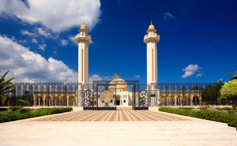 Excursion Sousse-Monastir : Découvrez les joyaux de la côte tunisienne Bienvenue dans notre guide complet sur l'excursion Sousse-Monastir, une aventure captivante le long de la magnifique côte tunisienne. Si vous cherchez à combiner histoire, culture, détente et plaisirs balnéaires, alors cette excursion est faite pour vous ! Nous vous emmènerons dans un voyage inoubliable à travers deux villes emblématiques, Sousse et Monastir, où chaque étape sera une véritable révélation. Découvrez Sousse, la cité historique Notre aventure commence dans la charmante ville de Sousse, une cité historique qui a été témoin de nombreuses civilisations au fil des siècles. Vous serez émerveillé par la Médina de Sousse, classée au patrimoine mondial de l'UNESCO, avec ses ruelles étroites, ses souks animés et ses monuments historiques bien préservés. Ne manquez pas de visiter le musée archéologique de Sousse, qui abrite des trésors fascinants de l'époque romaine et byzantine. Plongez dans la magie de Port El Kantaoui En poursuivant notre excursion, nous atteignons la station balnéaire de Port El Kantaoui, réputée pour ses plages de sable doré et son port de plaisance animé. C'est l'endroit idéal pour se détendre au soleil, profiter des activités nautiques ou flâner le long du quai en admirant les yachts luxueux. Vous pourrez également déguster des spécialités locales dans les restaurants du port, tout en admirant la vue panoramique sur la mer. Explorez Monastir, la ville des ribats Nous continuons notre périple vers Monastir, une ville pittoresque aux allures de carte postale. Vous serez fasciné par le Ribat de Monastir, une forteresse impressionnante construite au VIIIe siècle, offrant une vue imprenable sur la Méditerranée. N'oubliez pas de visiter le mausolée de Bourguiba, le fondateur de la Tunisie moderne, dont le repos éternel se trouve à Monastir. Des plages de rêve pour se ressourcer Tout au long de notre excursion, vous aurez l'occasion de profiter de magnifiques plages de la côte tunisienne. Que ce soit à Sousse, à Port El Kantaoui ou à Monastir, ces plages de sable fin et d'eaux cristallines vous promettent des moments de détente absolue. Prélassez-vous sous le soleil, baignez-vous dans les eaux rafraîchissantes de la Méditerranée et savourez chaque instant de cette escapade balnéaire. Conseils pratiques pour une excursion réussie Transport : Optez pour une voiture de location pour plus de flexibilité dans vos déplacements entre les différentes villes. Hébergement : Réservez votre hébergement à l'avance, en choisissant un hôtel ou un riad confortable selon vos préférences. Gastronomie : Ne manquez pas de goûter aux délices de la cuisine tunisienne, tels que le couscous, les tajines et les pâtisseries traditionnelles. L'excursion Sousse-Monastir est un voyage extraordinaire qui vous offrira un condensé de l'histoire, de la culture et de la beauté naturelle de la Tunisie. De la Médina de Sousse aux plages de Port El Kantaoui, en passant par les trésors historiques de Monastir, chaque étape de cette aventure vous laissera des souvenirs inoubliables. Alors, préparez-vous à vivre des moments magiques le long de la côte tunisienne lors de cette excursion Sousse-Monastir. Embarquez dans cette aventure exceptionnelle et laissez-vous envoûter par la beauté et la diversité de cette région envoûtante.