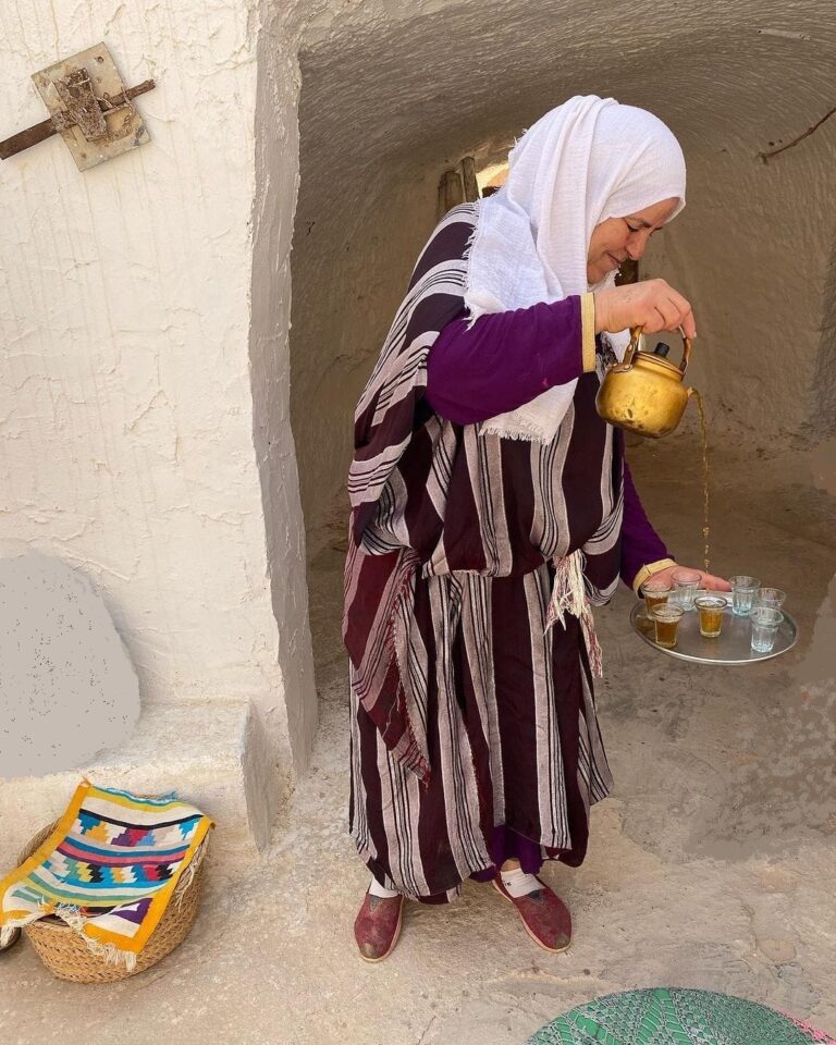 À Matmata sud tunisien Visite d'une Maison troglodyde encore habitée. On peut s'imprégner de l'ambiance locale. Reçu avec la ferveur des gens du sud. Thé à la menthe, pain, huile d'olive.