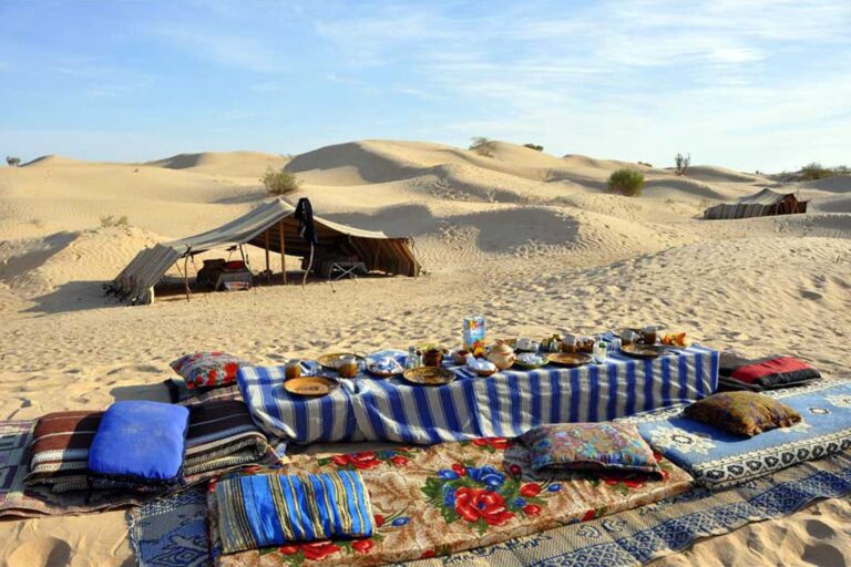 Excursion dans le Désert Tunisien : Une Aventure Inoubliable Si vous êtes en quête d'une expérience unique, une excursion dans le désert tunisien devrait figurer en tête de votre liste. Loin des tracas de la vie quotidienne, cette aventure offre une escapade époustouflante au cœur de paysages à couper le souffle et d'une culture riche. Dans cet article, nous allons explorer en détail pourquoi une excursion dans le désert tunisien peut être la meilleure décision que vous prendrez cette année. Découvrez la Beauté Naturelle à Couper le Souffle Le désert tunisien, avec ses dunes dorées à perte de vue, ses oasis luxuriantes et ses formations rocheuses spectaculaires, offre une expérience visuelle incomparable. Lors de votre excursion, vous serez émerveillé par la symphonie de couleurs au lever et au coucher du soleil, créant un spectacle magique que vous n'oublierez jamais. Plongez dans l'Histoire et la Culture Une excursion dans le désert tunisien ne se limite pas seulement à des paysages époustouflants, c'est aussi une plongée captivante dans l'histoire et la culture de la région. Vous aurez l'opportunité de visiter des villages berbères traditionnels, d'échanger avec les habitants chaleureux et de découvrir leurs modes de vie uniques. Expérience de Vie Nomade Se perdre dans le désert tunisien est une occasion rare de vivre une expérience de vie nomade. Accompagné par des guides locaux expérimentés, vous découvrirez les compétences et les techniques essentielles pour survivre dans ce paysage aride. Des repas cuisinés traditionnellement au bivouac sous les étoiles scintillantes, chaque moment sera une leçon de vie en soi. Aventure et Adrénaline Si vous êtes amateur d'adrénaline, le désert tunisien a aussi quelque chose à vous offrir. Des excursions en quad à travers les dunes aux balades à dos de chameau, vous aurez l'occasion de vivre des aventures passionnantes qui feront battre votre cœur plus fort. Comment Planifier Votre Excursion La planification de votre excursion dans le désert tunisien est plus simple que vous ne le pensez. Commencez par choisir la durée de votre voyage et le type d'expérience que vous recherchez, que ce soit une aventure intense ou une escapade tranquille. Ensuite, recherchez les agences locales réputées qui proposent des forfaits d'excursion dans le désert. Assurez-vous de lire les avis des voyageurs précédents pour choisir la meilleure option. Une fois que vous avez choisi votre agence, contactez-les pour discuter de vos préférences et obtenir plus de détails sur l'itinéraire. Posez des questions sur l'hébergement, les repas, les activités incluses et les équipements fournis. Assurez-vous d'emporter des vêtements appropriés pour le désert, y compris des vêtements légers et de protection solaire. En somme, une excursion dans le désert tunisien est bien plus qu'un simple voyage, c'est une aventure qui transforme et laisse des souvenirs impérissables. Entre paysages à couper le souffle, immersion culturelle, expérience de vie nomade et moments d'adrénaline, cette escapade offre une diversité d'expériences qui satisfera tous les voyageurs. Alors, préparez-vous à vous perdre dans les merveilles du désert tunisien et à vivre une aventure inoubliable.