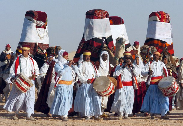 Excursion Sud Tunisie Pas Cher : Découvrez les Trésors Cachés Bienvenue chez nous, voyageurs intrépides en quête d'aventure et de découverte ! Si vous avez atterri sur cette page, c'est que vous recherchez une excursion inoubliable dans le Sud de la Tunisie, le tout sans vous ruiner. Ne cherchez pas plus loin, car nous avons conçu cette escapade pour vous offrir une expérience unique, sans vous laisser un trou béant dans votre portefeuille. En Route vers le Sud : Une Aventure Authentique vous Attend Si vous avez soif de découvertes, le Sud de la Tunisie est l'endroit où vous devez absolument vous rendre. Imaginez-vous parcourant des paysages désertiques à perte de vue, des dunes majestueuses façonnées par le vent, et des oasis pittoresques qui semblent sortir tout droit d'un conte des Mille et Une Nuits. Notre excursion soigneusement élaborée vous fera vivre ces expériences et bien plus encore. Des Sites Historiques aux Trésors Naturels Lors de notre excursion, vous aurez l'occasion de plonger dans l'histoire fascinante de la région. De la vieille ville de Tataouine aux ksour traditionnels, en passant par les vestiges romains de Dougga, chaque étape vous offrira un aperçu unique de la riche histoire de la Tunisie. Mais ne vous méprenez pas, ce n'est pas seulement un voyage dans le temps – c'est aussi une immersion au cœur d'une nature spectaculaire. Les Dunes de Douz : Une Expérience à Couper le Souffle Le clou de notre excursion vous attend dans le désert de Douz, où les dunes dorées s'étendent à perte de vue. Laissez-vous tenter par une balade à dos de chameau à travers ce paysage irréel, ou ressentez l'adrénaline en pratiquant du sandboarding sur les dunes les plus hautes. Peu importe votre choix, une chose est sûre : ces moments resteront gravés dans votre mémoire pour toujours. Une Authenticité Qui Réchauffe le Cœur Nous comprenons que voyager avec un budget limité est parfois un défi, mais cela ne signifie pas que vous devez sacrifier l'authenticité et le confort. Nos itinéraires sont conçus avec soin pour vous offrir une expérience véritablement locale, en mettant en avant l'hospitalité chaleureuse des habitants, la délicieuse cuisine traditionnelle et des logements confortables qui vous permettront de recharger vos batteries après une journée d'aventures. Réservez dès Maintenant pour une Aventure Inoubliable Alors, êtes-vous prêt à vous joindre à nous pour une excursion épique dans le Sud de la Tunisie ? N'attendez pas plus longtemps pour réserver votre place, car l'aventure de toute une vie vous attend. Dites adieu au train-train quotidien, et plongez-vous dans un monde de découvertes, de culture et de paysages à couper le souffle. Pour réserver votre place ou en savoir plus sur notre itinéraire, rendez-vous sur notre site web dès aujourd'hui. L'aventure vous appelle, et nous sommes là pour vous guider à chaque étape du chemin.