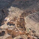 Découvrir la Beauté Naturelle du Sud Tunisie Le Sud Tunisie, une région emblématique aux charmes envoûtants, attire les voyageurs du monde entier. Des paysages désertiques époustouflants aux oasis luxuriantes, en passant par des sites historiques riches en culture, cette région offre une expérience inoubliable. Dans cet article, nous vous invitons à plonger dans la magie du Sud Tunisie et à découvrir les trésors cachés qui vous attendent. Explorez les Dunes Dorées du Sahara Le Sahara, le plus vaste désert du monde, s'étend majestueusement à travers le Sud Tunisie. Les dunes ondulantes et dorées du désert créent un paysage à couper le souffle. Une excursion en 4x4 à travers les dunes vous fera vivre une aventure unique. Laissez-vous émerveiller par les nuances de couleurs au lever et au coucher du soleil, une expérience qui restera gravée dans votre mémoire. Plongez dans l'Histoire à Matmata La ville de Matmata est célèbre pour ses habitations troglodytiques, creusées dans les falaises. Ces maisons uniques ont été utilisées comme décors pour des films populaires. Explorez ces habitations fascinantes, découvrez leur histoire et apprenez comment elles sont devenues emblématiques de la région. Une plongée dans le passé qui vous connectera avec les traditions ancestrales. L'Oasis de Tozeur : Un Joyau Verdoyant L'oasis de Tozeur offre un contraste saisissant avec les vastes étendues désertiques environnantes. Des palmiers luxuriants et des canaux d'eau cristalline créent un paysage d'une beauté époustouflante. Promenez-vous dans les ruelles ombragées de l'oasis, découvrez les souks traditionnels et savourez des dattes fraîches, une spécialité locale. Tataouine et ses Ksour Mystérieux La ville de Tataouine est entourée de ksour, des constructions en terre traditionnelles. Ces structures défensives offrent non seulement un aperçu de l'architecture locale, mais sont également imprégnées d'histoire. Explorez les ruelles étroites de ces ksour, ressentez l'atmosphère mystérieuse et imaginez la vie ancienne dans ces forteresses de terre. Savourez la Cuisine Locale et l'Hospitalité Un voyage dans le Sud Tunisie est incomplet sans déguster la cuisine locale. Les plats traditionnels comme le couscous, les tajines et les pâtisseries délicieuses font partie intégrante de la culture tunisienne. Les habitants chaleureux et accueillants vous feront sentir comme chez vous, vous permettant de vous immerger complètement dans la vie quotidienne de la région. Préparez Votre Voyage au Sud Tunisie Avant de partir à l'aventure dans le Sud Tunisie, assurez-vous de planifier votre voyage soigneusement. Consultez les périodes idéales pour visiter en évitant les mois les plus chauds, préparez votre équipement pour les excursions en plein désert et familiarisez-vous avec les coutumes locales pour montrer le respect envers la culture. Conclusion Le Sud Tunisie est bien plus qu'une destination touristique. C'est une expérience sensorielle et culturelle qui vous transportera dans un autre monde. Des dunes du Sahara aux oasis luxuriantes, chaque recoin de cette région raconte une histoire unique. Préparez-vous à une aventure mémorable remplie de découvertes, de rencontres enrichissantes et de paysages à couper le souffle.