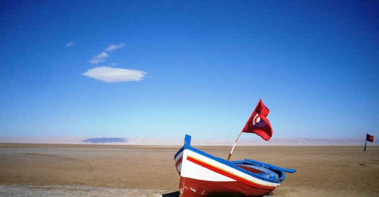 Excursion Sud Tunisie Chott El Jerid : À la Découverte de la Mer de Sel Si vous cherchez une aventure unique et captivante, ne cherchez pas plus loin que l'excursion dans le sud de la Tunisie, spécifiquement à Chott El Jerid. Loin des sentiers battus, cette escapade vous emmènera à travers un paysage époustouflant de contrastes, où la nature et la culture se fondent harmonieusement. Dans cet article, nous vous révélons tous les détails de cette excursion exceptionnelle, des dunes de sel scintillantes aux expériences locales inoubliables. Chott El Jerid : Un Monde de Sel et de Mystère Situé au cœur du sud tunisien, Chott El Jerid est l'un des plus grands lacs salés du pays. Imaginez un désert de sel s'étendant à perte de vue, avec des cristaux brillants à la surface, créant une illusion magique de miroirs d'eau. Lors de votre excursion, vous aurez la chance de traverser ce paysage irréel, où le ciel et la terre semblent se rencontrer à l'horizon. Randonnée dans les Dunes de Sel : Une Aventure Mémorable Les dunes de sel de Chott El Jerid offrent une opportunité unique de vivre une expérience de randonnée inédite. Enveloppé dans une palette de blancs et de bleus, vous vous aventurerez dans ce monde éthéré, explorant les dunes cristallines et laissant vos empreintes éphémères sur le sel. Lorsque le soleil se lève ou se couche, les teintes du paysage évoluent, créant des scènes dignes d'une œuvre d'art. Rencontres Authentiques : À la Découverte des Habitants de la Région Une excursion à Chott El Jerid ne se limite pas à la nature époustouflante. Vous aurez également l'occasion de rencontrer les habitants locaux, qui sont imprégnés de traditions riches et de chaleur humaine. Les villages berbères environnants vous accueilleront à bras ouverts, vous permettant de goûter à la cuisine locale et d'échanger des histoires avec les habitants. C'est une opportunité rare d'apercevoir la vie dans ces régions reculées, où l'hospitalité est une seconde nature. Conseils pour une Aventure Réussie à Chott El Jerid Pour tirer le meilleur parti de votre excursion à Chott El Jerid, voici quelques conseils à garder à l'esprit : 1. Préparez-vous aux Extrêmes Le climat dans le sud tunisien peut varier considérablement, des températures brûlantes pendant la journée aux nuits fraîches. Assurez-vous d'emporter des vêtements légers pour la journée et des couches chaudes pour la nuit. N'oubliez pas votre protection solaire et votre chapeau. 2. Soyez Respectueux de la Culture Locale Lorsque vous visitez les villages berbères, montrez du respect envers les coutumes locales. Demandez la permission avant de prendre des photos des habitants et de leurs propriétés, et soyez ouvert à l'apprentissage de leurs traditions. 3. Optez pour un Guide Local Engager un guide local peut enrichir considérablement votre expérience. Les guides connaissent bien la région, son histoire et sa culture. Ils peuvent également vous emmener dans des endroits moins connus et vous fournir des informations précieuses. Une Aventure Hors du Commun Vous Attend En conclusion, une excursion à Chott El Jerid dans le sud tunisien est bien plus qu'un simple voyage. C'est une immersion dans un monde de sel et de mystère, une opportunité de marcher sur des dunes scintillantes et de rencontrer des gens accueillants. Préparez-vous à être émerveillé par la beauté brute de Chott El Jerid et à créer des souvenirs qui dureront toute une vie. Alors, embarquez pour cette aventure exceptionnelle et découvrez un aspect inexploré de la Tunisie.