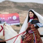 Explorez le Festival de Douz : Une Expérience Inoubliable au Sud de la Tunisie Le festival de Douz au sud de la Tunisie est bien plus qu'un simple événement. C'est une célébration vivante de la culture, de la musique et de la tradition. Rejoignez-nous pour un voyage au cœur de ce festival emblématique et découvrez pourquoi il est devenu une expérience incontournable pour les voyageurs en quête de découvertes uniques. L'Effervescence Culturelle de Douz Si vous cherchez une plongée authentique dans la culture tunisienne, le festival de Douz est le lieu où vous devez être. Chaque année, cette petite ville du sud de la Tunisie devient un carrefour vivant de couleurs, de sons et de saveurs. Les rues s'animent avec des danses traditionnelles, des expositions artisanales et des dégustations de délices culinaires locaux. Vous serez instantanément enveloppé par une ambiance électrique et chaleureuse. La Musique au Cœur du Festival La musique est le cœur battant du festival de Douz. Des rythmes envoûtants des tambours aux mélodies envoûtantes des instruments traditionnels, la musique résonne dans chaque coin de la ville. Des groupes locaux et des artistes renommés se réunissent pour créer une expérience sonore captivante. Que vous soyez amateur de musique ou simplement curieux, vous serez transporté par les performances envoûtantes. Rencontres et Échanges Culturels Le festival de Douz est également une occasion exceptionnelle de rencontrer des personnes de tous horizons. Les habitants de la région et les visiteurs internationaux se rassemblent pour célébrer ensemble. Les échanges culturels sont au cœur de cet événement, offrant des opportunités uniques pour apprendre, partager et élargir vos horizons. Vous pourriez bien repartir avec de nouveaux amis du monde entier. Les Événements Qui Captivent Chaque jour du festival de Douz est ponctué d'événements captivants. Des compétitions de danse traditionnelle aux défilés de costumes colorés, il y a toujours quelque chose à voir et à faire. Ne manquez pas les courses de chameaux, un spectacle à couper le souffle où les chameaux défilent à toute vitesse, créant une atmosphère de compétition palpitante. Vous serez plongé dans une ambiance de fête qui vous laissera des souvenirs inoubliables. Comment Profiter au Maximum du Festival Pour profiter pleinement du festival de Douz, voici quelques conseils pratiques : Planifiez à l'avance : Vérifiez les dates du festival à l'avance et réservez vos hébergements tôt, car les places peuvent être limitées. Goûtez à la Cuisine Locale : Ne manquez pas l'occasion de savourer des plats traditionnels tunisiens. Les stands de nourriture offrent une variété de délices à découvrir. Immergez-vous dans les Festivités : Ne soyez pas timide ! Participez aux danses, aux ateliers et aux activités pour une expérience complète. Capturez les Moments : N'oubliez pas d'apporter votre appareil photo pour capturer les moments mémorables et les décors colorés du festival. Le festival de Douz au sud de la Tunisie est bien plus qu'un simple événement festif. C'est une occasion de plonger dans la culture, la musique et les traditions d'une région riche en histoire. Venez découvrir l'effervescence des rues animées, la magie de la musique et les rencontres chaleureuses qui font de ce festival une expérience unique. Préparez-vous à être immergé dans une célébration vibrante qui restera avec vous bien après votre retour chez vous.