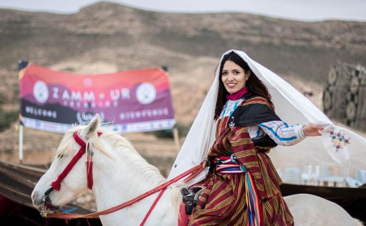 Explorez le Festival de Douz : Une Expérience Inoubliable au Sud de la Tunisie Le festival de Douz au sud de la Tunisie est bien plus qu'un simple événement. C'est une célébration vivante de la culture, de la musique et de la tradition. Rejoignez-nous pour un voyage au cœur de ce festival emblématique et découvrez pourquoi il est devenu une expérience incontournable pour les voyageurs en quête de découvertes uniques. L'Effervescence Culturelle de Douz Si vous cherchez une plongée authentique dans la culture tunisienne, le festival de Douz est le lieu où vous devez être. Chaque année, cette petite ville du sud de la Tunisie devient un carrefour vivant de couleurs, de sons et de saveurs. Les rues s'animent avec des danses traditionnelles, des expositions artisanales et des dégustations de délices culinaires locaux. Vous serez instantanément enveloppé par une ambiance électrique et chaleureuse. La Musique au Cœur du Festival La musique est le cœur battant du festival de Douz. Des rythmes envoûtants des tambours aux mélodies envoûtantes des instruments traditionnels, la musique résonne dans chaque coin de la ville. Des groupes locaux et des artistes renommés se réunissent pour créer une expérience sonore captivante. Que vous soyez amateur de musique ou simplement curieux, vous serez transporté par les performances envoûtantes. Rencontres et Échanges Culturels Le festival de Douz est également une occasion exceptionnelle de rencontrer des personnes de tous horizons. Les habitants de la région et les visiteurs internationaux se rassemblent pour célébrer ensemble. Les échanges culturels sont au cœur de cet événement, offrant des opportunités uniques pour apprendre, partager et élargir vos horizons. Vous pourriez bien repartir avec de nouveaux amis du monde entier. Les Événements Qui Captivent Chaque jour du festival de Douz est ponctué d'événements captivants. Des compétitions de danse traditionnelle aux défilés de costumes colorés, il y a toujours quelque chose à voir et à faire. Ne manquez pas les courses de chameaux, un spectacle à couper le souffle où les chameaux défilent à toute vitesse, créant une atmosphère de compétition palpitante. Vous serez plongé dans une ambiance de fête qui vous laissera des souvenirs inoubliables. Comment Profiter au Maximum du Festival Pour profiter pleinement du festival de Douz, voici quelques conseils pratiques : Planifiez à l'avance : Vérifiez les dates du festival à l'avance et réservez vos hébergements tôt, car les places peuvent être limitées. Goûtez à la Cuisine Locale : Ne manquez pas l'occasion de savourer des plats traditionnels tunisiens. Les stands de nourriture offrent une variété de délices à découvrir. Immergez-vous dans les Festivités : Ne soyez pas timide ! Participez aux danses, aux ateliers et aux activités pour une expérience complète. Capturez les Moments : N'oubliez pas d'apporter votre appareil photo pour capturer les moments mémorables et les décors colorés du festival. Le festival de Douz au sud de la Tunisie est bien plus qu'un simple événement festif. C'est une occasion de plonger dans la culture, la musique et les traditions d'une région riche en histoire. Venez découvrir l'effervescence des rues animées, la magie de la musique et les rencontres chaleureuses qui font de ce festival une expérience unique. Préparez-vous à être immergé dans une célébration vibrante qui restera avec vous bien après votre retour chez vous.