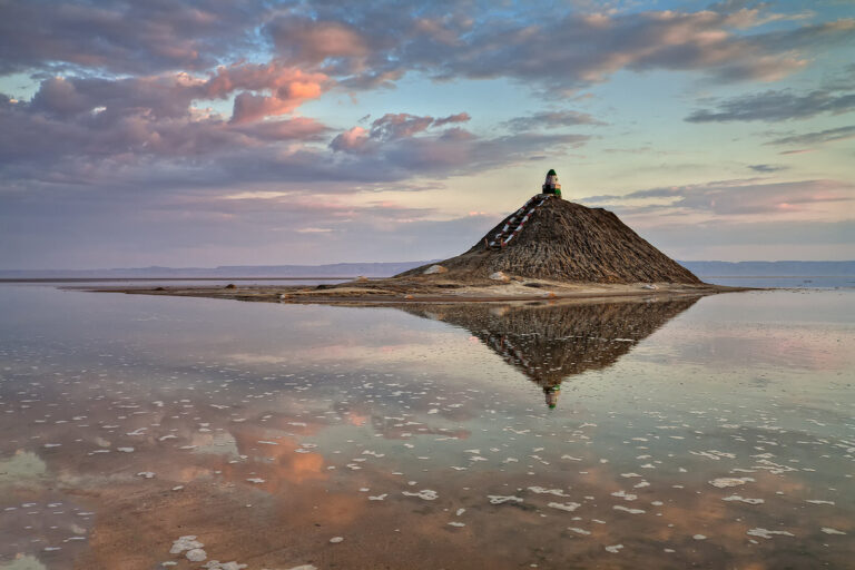 Excursion Sud Tunisie Chott el Jerid : Explorez la Magie du Désert Bienvenue dans le monde captivant de l'excursion Sud Tunisie Chott el Jerid ! Si vous êtes à la recherche d'une aventure qui vous fera vivre des expériences uniques et mémorables, ne cherchez pas plus loin. Nous sommes là pour vous emmener dans un voyage à travers les merveilles cachées du désert tunisien. Préparez-vous à être ébloui par les paysages époustouflants, à découvrir la culture locale et à créer des souvenirs qui resteront gravés dans votre esprit pour toujours. Le Chott el Jerid : Un Trésor Naturel Éblouissant Imaginez-vous marchant sur une étendue infinie de sel brillant, entouré de vastes horizons et de ciels d'un bleu profond. C'est ce que vous vivrez au Chott el Jerid, l'un des plus grands lacs salés asséchés du monde. Les cristaux de sel scintillent sous le soleil éclatant, créant un spectacle saisissant. Mais ce n'est pas seulement la beauté qui vous surprendra, c'est aussi l'histoire géologique fascinante de cette région. Découvrez l'Équilibre Délicat de la Nature Sous la surface éblouissante du Chott el Jerid, se cache une histoire de cycles naturels. Pendant la saison des pluies, une fine couche d'eau recouvre le sel, créant un miroir géant qui reflète le ciel et les montagnes environnantes. Cependant, au fil des mois, l'eau s'évapore, laissant derrière elle le sel scintillant. Cet équilibre délicat entre l'eau et le sel crée un spectacle en constante évolution, chaque visite étant unique. Rencontre avec la Culture Locale Votre excursion dans le Sud Tunisie ne se limite pas seulement aux merveilles naturelles. Vous aurez également la chance de rencontrer les habitants chaleureux et accueillants de la région. Les villes et villages situés autour du Chott el Jerid sont habités principalement par des communautés berbères, qui ont préservé leurs traditions et leur mode de vie depuis des générations. Partagez des Moments Authentiques Lors de votre séjour, ne manquez pas l'occasion de partager un thé à la menthe avec les habitants locaux. Les maisons traditionnelles en terre et en pierre vous ouvrent leurs portes, et les artisans locaux vous montreront leur savoir-faire unique, des tapis tissés à la main aux poteries colorées. C'est une expérience immersive qui vous permettra de vous connecter avec une culture authentique et de créer des liens durables. Préparez Votre Aventure Inoubliable Vous êtes prêt à vous lancer dans cette aventure extraordinaire ? Voici quelques conseils pour vous aider à préparer votre excursion Sud Tunisie Chott el Jerid : 1. Choisissez la Bonne Saison La meilleure période pour visiter le Chott el Jerid est pendant les mois plus frais de l'automne et du printemps. Les températures sont plus supportables, et vous éviterez les fortes chaleurs de l'été. 2. Habillez-vous Confortablement Les températures désertiques peuvent varier considérablement entre le jour et la nuit. Assurez-vous d'emporter des vêtements légers pour la journée et des couches chaudes pour la nuit. 3. Préparez-vous pour l'Immersion Culturelle Lors de vos rencontres avec les habitants locaux, le respect des coutumes et des traditions est essentiel. N'oubliez pas de demander la permission avant de prendre des photos et soyez prêt à vous immerger dans leur mode de vie. 4. Réservez Votre Excursion avec Soins Choisissez www.sudtunisie.com   pour votre excursion. Assurez-vous que le programme correspond à vos attentes et inclut des arrêts dans les endroits qui vous intéressent le plus. Prêt pour Votre Aventure ? Enfilez vos chaussures de marche, préparez votre appareil photo et préparez-vous à vivre une expérience inoubliable dans le Sud Tunisie Chott el Jerid. Des paysages à couper le souffle aux rencontres authentiques, chaque moment de cette aventure sera une source d'émerveillement. Alors, qu'attendez-vous ? Votre aventure attend, et le désert n'a jamais été aussi attirant !