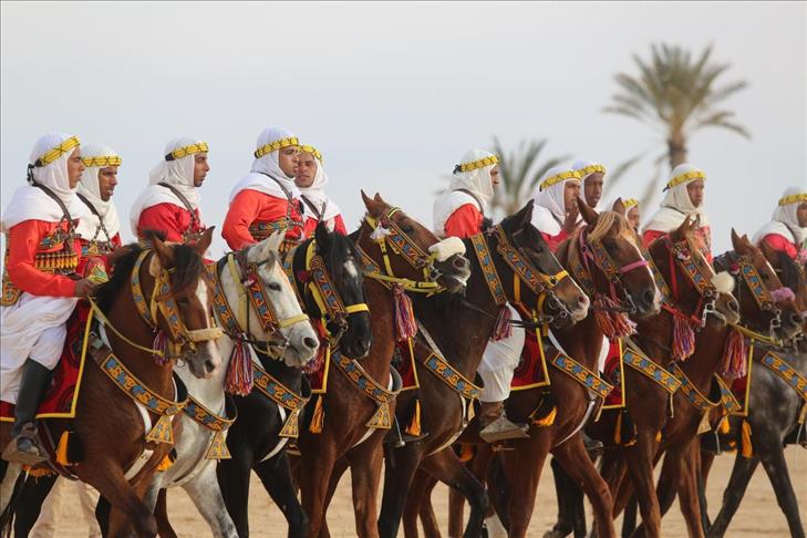 Vous cherchez à vivre une expérience culturelle unique au cœur du désert tunisien ? Le Festival de Douz, organisé en partenariat avec SudTunisie.com, est l'occasion parfaite de plonger dans la richesse de la culture saharienne. Dans cet article, nous allons vous guider à travers cet événement exceptionnel et vous montrer pourquoi c'est une expérience inoubliable que vous ne voudrez pas manquer. Le Festival de Douz en Bref Le Festival de Douz est un événement annuel qui se déroule dans la ville de Douz, située au sud de la Tunisie, à la lisière du désert du Sahara. Il est réputé pour être le festival des oasis, célébrant la culture nomade de la région. Chaque année, des milliers de visiteurs du monde entier affluent à Douz pour participer à cette célébration unique. Un Plongeon dans la Culture Nomade Le festival offre une immersion totale dans le mode de vie nomade du désert. Vous pourrez assister à des démonstrations de techniques de survie dans le désert, telles que la construction de tentes traditionnelles et la navigation à l'aide des étoiles. Les habitants locaux vous partageront leur savoir-faire millénaire, vous permettant de découvrir les secrets de la survie en milieu désertique. Musique et Danse La musique et la danse sont au cœur du Festival de Douz. Vous serez enchanté par les rythmes envoûtants des groupes musicaux traditionnels sahariens. Les danseurs vous invitent à vous joindre à eux pour des danses folkloriques animées. C'est une occasion unique de ressentir l'énergie de la culture saharienne à travers la musique et la danse. Marché aux Trésors Le marché du festival est un véritable trésor pour les amateurs d'artisanat local. Vous y trouverez des bijoux exquis, des tapis tissés à la main, des poteries authentiques et bien d'autres souvenirs uniques. C'est l'endroit idéal pour ramener chez vous un peu de l'artisanat tunisien et soutenir les artisans locaux. Découverte Culinaire La gastronomie saharienne est une expérience en soi. Au Festival de Douz, vous aurez l'occasion de déguster des plats traditionnels préparés par des chefs locaux. Ne manquez pas le couscous saharien, les délicieuses pâtisseries orientales et les jus de fruits frais pour vous rafraîchir sous le soleil du désert. Safari en Dromadaire Le point culminant pour de nombreux visiteurs est le safari en dromadaire à travers les dunes de sable du Sahara. Vous serez accompagné par des guides expérimentés qui vous montreront les merveilles du désert, notamment les magnifiques levers et couchers de soleil. C'est une expérience que vous n'oublierez jamais. Le Festival de Douz avec SudTunisie.com est bien plus qu'un simple événement culturel. C'est une opportunité unique de plonger dans la culture saharienne, de découvrir la musique envoûtante, de déguster une cuisine délicieuse et de vivre une aventure inoubliable dans le désert. Si vous cherchez une expérience authentique au cœur de la Tunisie, ne cherchez pas plus loin. Réservez dès maintenant votre séjour au Festival de Douz avec SudTunisie.com et préparez vous à vivre une aventure extraordinaire au cœur du désert tunisien. Nous sommes impatients de vous accueillir et de partager avec vous cette expérience culturelle unique.