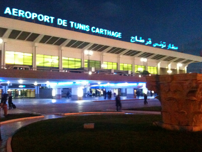 Navette Uber à l'aéroport de Tunis-Carthage : Une Option Pratique pour les Voyageurs Lorsque vous planifiez un voyage depuis ou vers l'aéroport de Tunis-Carthage, la question de transport est essentielle. Vous recherchez sûrement une solution fiable, pratique et abordable pour vous déplacer en toute tranquillité. Dans cet article, nous allons explorer l'option de la navette Uber à l'aéroport de Tunis-Carthage et comment elle peut simplifier vos déplacements. Pourquoi Choisir la Navette Uber à l'Aéroport de Tunis-Carthage ? 1. Confort et Fiabilité Uber est devenu synonyme de confort et de fiabilité dans le domaine du transport. Lorsque vous réservez une navette Uber pour vous rendre à l'aéroport ou en partir, vous pouvez être sûr de voyager dans un véhicule propre et confortable. Plus besoin de vous inquiéter de la ponctualité, car les chauffeurs Uber sont réputés pour leur professionnalisme. 2. Facilité de Réservation La réservation d'une navette Uber à l'aéroport de Tunis-Carthage est simple et pratique. Vous pouvez le faire en quelques clics à l'aide de l'application Uber sur votre smartphone. Cela signifie que vous n'avez pas à attendre de longues files d'attente ou à chercher un taxi disponible à la dernière minute. 3. Tarification Transparente Avec Uber, la tarification est transparente. Avant de confirmer votre réservation, vous pouvez estimer le coût du trajet. Vous n'aurez pas de surprises désagréables à la fin du voyage, car le prix est fixé à l'avance. 4. Options pour Tous les Besoins Uber offre une variété d'options de véhicules pour répondre à vos besoins spécifiques. Que vous voyagiez seul, en groupe ou avec beaucoup de bagages, vous pouvez choisir la taille du véhicule qui vous convient le mieux. Comment Réserver une Navette Uber à l'Aéroport de Tunis-Carthage ? La réservation d'une navette Uber à l'aéroport de Tunis-Carthage est un processus simple : Inscrivez-vous ou connectez-vous et visiter notre site web www.sudtunisie.com:  Saisissez votre destination : Ouvrez le site www.sudtunsie.com, entrez votre destination (aéroport de Tunis-Carthage) et choisissez l'option qui vous convient le mieux. Confirmez votre réservation : Une fois que vous avez sélectionné votre option, confirmez votre réservation en appuyant sur "Demander un transfert Uber". Vous verrez ensuite les détails de votre chauffeur et le temps estimé d'arrivée. Profitez de votre trajet : Votre chauffeur arrivera à l'endroit que vous avez spécifié, et vous pourrez profiter d'un trajet confortable vers l'aéroport ou depuis celui-ci. La navette Uber à l'aéroport de Tunis-Carthage est une option pratique pour les voyageurs en quête de confort, de fiabilité et de simplicité. Avec une réservation facile, une tarification transparente et une variété d'options de véhicules, Uber facilite grandement vos déplacements vers et depuis l'aéroport. La prochaine fois que vous planifierez un voyage depuis cet aéroport, envisagez d'opter pour une navette Uber et voyagez en toute sérénité