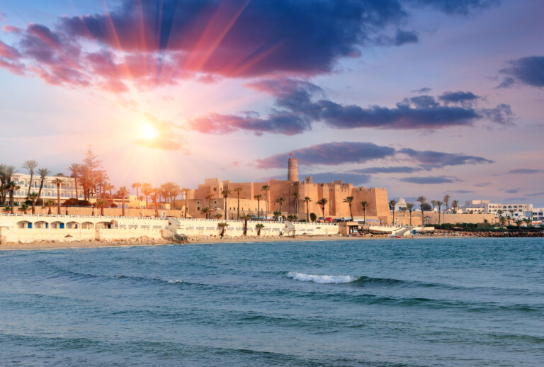 Les plages de sable doré, les eaux cristallines de la Méditerranée, une histoire riche et une cuisine délicieuse, la Tunisie est une destination de vacances incontournable. Si vous cherchez à vous évader vers le Sud pour des vacances inoubliables, la Tunisie mérite votre attention. Dans cet article, nous allons explorer les charmes du Sud de la Tunisie et pourquoi c'est l'endroit idéal pour votre prochaine escapade. Plages de Rêve Le Sud de la Tunisie est béni par des kilomètres de côtes baignées par la mer Méditerranée. Les plages de sable fin s'étendent à perte de vue, offrant un cadre idyllique pour se détendre et profiter du soleil. Parmi les plages les plus célèbres, on trouve Djerba, avec son sable blanc et ses eaux turquoises, et Zarzis, qui séduit par son authenticité préservée. Vous pourrez y pratiquer diverses activités nautiques, du jet-ski à la plongée en passant par la planche à voile. Histoire et Culture La Tunisie est un véritable carrefour de civilisations, et cela se reflète dans son patrimoine culturel fascinant. Le Sud de la Tunisie abrite des trésors historiques tels que les ruines de Carthage, les médinas pittoresques de Sfax et de Tataouine, ainsi que les villages berbères traditionnels du désert. Les passionnés d'histoire seront comblés par la richesse de cette région. Aventure dans le Désert Le désert du Sahara, qui s'étend sur une grande partie du Sud de la Tunisie, est une invitation à l'aventure. Les excursions en 4x4 à travers les dunes de sable, les promenades à dos de chameau au coucher du soleil et les nuits sous les étoiles dans des camps bédouins sont des expériences uniques à vivre. Le paysage désertique, avec ses oasis verdoyantes et ses formations rocheuses spectaculaires, est à couper le souffle. Gastronomie Savoureuse Un voyage en Tunisie ne serait pas complet sans découvrir sa délicieuse cuisine. Le Sud du pays propose une variété de plats traditionnels, tels que le couscous, les tajines, et les délicieux fruits de mer frais. Ne manquez pas de déguster un méchoui, un plat à base d'agneau cuit lentement à la broche, une spécialité incontournable de la région. L'Hospitalité Tunisienne Les Tunisiens sont réputés pour leur hospitalité chaleureuse et leur convivialité. Vous vous sentirez rapidement chez vous, que vous séjourniez dans un hôtel de luxe en bord de mer ou que vous optiez pour une expérience plus authentique en logeant chez l'habitant. Les habitants du Sud de la Tunisie sont fiers de partager leur culture et leurs traditions avec les visiteurs. Conclusion En résumé, le Sud de la Tunisie est une destination de vacances exceptionnelle, offrant une combinaison unique de plages magnifiques, d'histoire riche, d'aventures passionnantes, de délicieuse cuisine et d'hospitalité chaleureuse. Que vous recherchiez la détente sur la plage ou l'exploration de trésors culturels, la Tunisie a tout à offrir. Préparez-vous à vivre des vacances mémorables dans ce coin de paradis méditerranéen. Alors, qu'attendez-vous ? Réservez vos vacances au Sud de la Tunisie dès maintenant et découvrez tout ce que cette région incroyable a à offrir.