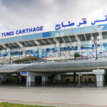 Vous préparez votre voyage et vous vous demandez comment vous rendre de Monastir à l'aéroport Tunis-Carthage en toute simplicité ? Pas de panique, nous avons la solution parfaite pour vous : la navette. Dans cet article, nous allons vous guider pas à pas sur la façon de faire ce trajet sans stress, en toute tranquillité d'esprit. Pourquoi Choisir la Navette pour Votre Trajet de Monastir à l'Aéroport Tunis-Carthage ? 1. Facilité et Confort La navette offre un niveau de confort que vous apprécierez après un long vol ou une journée de voyage intense. Pas de tracas pour trouver un taxi ou comprendre les transports publics, la navette vous prend en charge directement à votre point de départ. 2. Horaires Réguliers L'un des grands avantages de la navette, c'est sa régularité. Pas besoin de se stresser avec les horaires changeants des transports en commun. Les navettes fonctionnent selon un horaire fixe, vous permettant de planifier votre journée sans surprises. 3. Économique et Pratique En comparaison avec les taxis, les navettes sont souvent plus économiques, ce qui est un vrai soulagement pour votre portefeuille. De plus, elles sont spécialement conçues pour les voyageurs, offrant suffisamment d'espace pour vos bagages, ce qui en fait une option pratique. Comment Réserver Votre Place dans la Navette Réserver votre place dans la navette de Monastir à l'aéroport Tunis-Carthage est un jeu d'enfant. Suivez ces étapes simples : Vérifiez les Horaires et les Tarifs : Une fois que vous avez trouvé une compagnie, consultez leurs horaires et tarifs. Assurez-vous que les horaires correspondent à votre vol et que les tarifs sont dans votre budget. Réservez en Avance : Nous recommandons de réserver votre place à l'avance, surtout pendant les périodes de forte affluence touristique. La plupart des compagnies permettent des réservations en ligne, simples et rapides. Soyez Prêt le Jour du Voyage : Le jour de votre voyage, soyez à l'heure au point de prise en charge. Ayez votre réservation prête et soyez prêt à embarquer. Options de Navette et Tarifs Les navettes offrent généralement deux types de services : Navette Privée : Optez pour une navette privée si vous préférez l'intimité et le confort. Dans ce cas, le véhicule est réservé exclusivement pour vous. Pour connaître les tarifs précis et les options disponibles, contactez directement la compagnie de navette que vous avez choisie.  Voyagez Sereinement avec la Navette de Monastir à l'Aéroport Tunis-Carthage En choisissant la navette pour votre trajet de Monastir à l'aéroport Tunis-Carthage, vous optez pour la simplicité, le confort et l'économie. Suivez nos conseils pour réserver votre place et détendez-vous en sachant que votre trajet est entre de bonnes mains. Bon voyage !