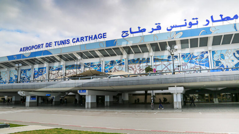 Vous préparez votre voyage et vous vous demandez comment vous rendre de Monastir à l'aéroport Tunis-Carthage en toute simplicité ? Pas de panique, nous avons la solution parfaite pour vous : la navette. Dans cet article, nous allons vous guider pas à pas sur la façon de faire ce trajet sans stress, en toute tranquillité d'esprit. Pourquoi Choisir la Navette pour Votre Trajet de Monastir à l'Aéroport Tunis-Carthage ? 1. Facilité et Confort La navette offre un niveau de confort que vous apprécierez après un long vol ou une journée de voyage intense. Pas de tracas pour trouver un taxi ou comprendre les transports publics, la navette vous prend en charge directement à votre point de départ. 2. Horaires Réguliers L'un des grands avantages de la navette, c'est sa régularité. Pas besoin de se stresser avec les horaires changeants des transports en commun. Les navettes fonctionnent selon un horaire fixe, vous permettant de planifier votre journée sans surprises. 3. Économique et Pratique En comparaison avec les taxis, les navettes sont souvent plus économiques, ce qui est un vrai soulagement pour votre portefeuille. De plus, elles sont spécialement conçues pour les voyageurs, offrant suffisamment d'espace pour vos bagages, ce qui en fait une option pratique. Comment Réserver Votre Place dans la Navette Réserver votre place dans la navette de Monastir à l'aéroport Tunis-Carthage est un jeu d'enfant. Suivez ces étapes simples : Vérifiez les Horaires et les Tarifs : Une fois que vous avez trouvé une compagnie, consultez leurs horaires et tarifs. Assurez-vous que les horaires correspondent à votre vol et que les tarifs sont dans votre budget. Réservez en Avance : Nous recommandons de réserver votre place à l'avance, surtout pendant les périodes de forte affluence touristique. La plupart des compagnies permettent des réservations en ligne, simples et rapides. Soyez Prêt le Jour du Voyage : Le jour de votre voyage, soyez à l'heure au point de prise en charge. Ayez votre réservation prête et soyez prêt à embarquer. Options de Navette et Tarifs Les navettes offrent généralement deux types de services : Navette Privée : Optez pour une navette privée si vous préférez l'intimité et le confort. Dans ce cas, le véhicule est réservé exclusivement pour vous. Pour connaître les tarifs précis et les options disponibles, contactez directement la compagnie de navette que vous avez choisie.  Voyagez Sereinement avec la Navette de Monastir à l'Aéroport Tunis-Carthage En choisissant la navette pour votre trajet de Monastir à l'aéroport Tunis-Carthage, vous optez pour la simplicité, le confort et l'économie. Suivez nos conseils pour réserver votre place et détendez-vous en sachant que votre trajet est entre de bonnes mains. Bon voyage !