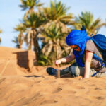 Le Sahara Tunisien, une mer de sable à perte de vue, des dunes majestueuses, des oasis verdoyantes, et une culture fascinante vous attendent. Si vous cherchez à vivre une aventure unique dans le désert, SudTunisie.com est là pour vous guider. Découvrez comment vous pouvez explorer cette merveille naturelle avec notre circuit sud pas cher. À la Découverte du Sahara Tunisien Le Sahara Tunisien est l'un des trésors naturels les plus captivants au monde. Ses paysages désertiques à couper le souffle attirent des voyageurs du monde entier. Pourtant, beaucoup hésitent en raison des idées préconçues sur le coût d'une telle expérience. Mais chez SudTunisie.com, nous croyons que chaque voyageur mérite de découvrir la beauté du Sahara sans se ruiner. Pourquoi Choisir SudTunisie.com ? 1. Expertise Locale Nous sommes des experts locaux qui connaissent le Sahara Tunisien comme leur poche. Notre équipe est composée de guides expérimentés et de passionnés du désert, prêts à vous faire vivre une expérience authentique. 2. Des Circuits Sud Pas Cher Nous sommes fiers d'offrir des circuits sud pas cher qui conviennent à tous les budgets. Nous travaillons en étroite collaboration avec nos partenaires locaux pour négocier les meilleurs tarifs afin de vous offrir une expérience exceptionnelle à un prix abordable. 3. Détails Personnalisés Chaque voyage est unique, c'est pourquoi nous personnalisons nos circuits en fonction de vos préférences. Que vous souhaitiez une aventure en 4x4, une randonnée à dos de chameau ou une nuit sous les étoiles, nous sommes là pour réaliser vos rêves. Notre Circuit Sud Inoubliable Imaginez-vous explorant les dunes de sable doré au coucher du soleil, écoutant les récits des nomades berbères, et découvrant des oasis cachées. C'est ce que vous réserve notre circuit sud inoubliable. Jour 1 : Arrivée à Tunis Votre voyage commence à Tunis, la capitale de la Tunisie. Vous serez accueilli à l'aéroport et transféré à votre hôtel pour vous reposer avant le début de votre aventure. Jour 2 : Direction Tozeur Le deuxième jour, vous prendrez la route vers Tozeur, une ville oasis pittoresque. Vous visiterez le musée Dar Cheraït, découvrirez les traditions locales et passerez la nuit dans un hôtel confortable. Jour 3 : Exploration du Sahara Le véritable voyage dans le Sahara commence. Vous partirez pour le désert de Chott El Jerid, un immense lac salé asséché, avant de rejoindre les dunes de sable de Douz pour une balade en chameau. Jour 4 : Les Dunes de Matmata Vous explorerez les dunes de Matmata et visiterez les célèbres maisons troglodytes. Une expérience unique qui vous plongera dans la culture locale. Jour 5 : Retour à Tunis Votre circuit sud se termine avec un retour à Tunis. Vous aurez la chance de ramener des souvenirs inoubliables du Sahara Tunisien. Réservez Votre Aventure dès Aujourd'hui Ne laissez pas les idées reçues sur le coût d'un voyage au Sahara Tunisien vous dissuader. Chez SudTunisie.com, nous vous offrons l'opportunité de vivre une expérience inoubliable à un prix abordable. Réservez dès aujourd'hui et préparez-vous à explorer l'un des endroits les plus énigmatiques de la planète.