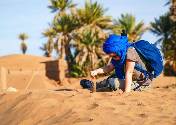 Le Sahara Tunisien, une mer de sable à perte de vue, des dunes majestueuses, des oasis verdoyantes, et une culture fascinante vous attendent. Si vous cherchez à vivre une aventure unique dans le désert, SudTunisie.com est là pour vous guider. Découvrez comment vous pouvez explorer cette merveille naturelle avec notre circuit sud pas cher. À la Découverte du Sahara Tunisien Le Sahara Tunisien est l'un des trésors naturels les plus captivants au monde. Ses paysages désertiques à couper le souffle attirent des voyageurs du monde entier. Pourtant, beaucoup hésitent en raison des idées préconçues sur le coût d'une telle expérience. Mais chez SudTunisie.com, nous croyons que chaque voyageur mérite de découvrir la beauté du Sahara sans se ruiner. Pourquoi Choisir SudTunisie.com ? 1. Expertise Locale Nous sommes des experts locaux qui connaissent le Sahara Tunisien comme leur poche. Notre équipe est composée de guides expérimentés et de passionnés du désert, prêts à vous faire vivre une expérience authentique. 2. Des Circuits Sud Pas Cher Nous sommes fiers d'offrir des circuits sud pas cher qui conviennent à tous les budgets. Nous travaillons en étroite collaboration avec nos partenaires locaux pour négocier les meilleurs tarifs afin de vous offrir une expérience exceptionnelle à un prix abordable. 3. Détails Personnalisés Chaque voyage est unique, c'est pourquoi nous personnalisons nos circuits en fonction de vos préférences. Que vous souhaitiez une aventure en 4x4, une randonnée à dos de chameau ou une nuit sous les étoiles, nous sommes là pour réaliser vos rêves. Notre Circuit Sud Inoubliable Imaginez-vous explorant les dunes de sable doré au coucher du soleil, écoutant les récits des nomades berbères, et découvrant des oasis cachées. C'est ce que vous réserve notre circuit sud inoubliable. Jour 1 : Arrivée à Tunis Votre voyage commence à Tunis, la capitale de la Tunisie. Vous serez accueilli à l'aéroport et transféré à votre hôtel pour vous reposer avant le début de votre aventure. Jour 2 : Direction Tozeur Le deuxième jour, vous prendrez la route vers Tozeur, une ville oasis pittoresque. Vous visiterez le musée Dar Cheraït, découvrirez les traditions locales et passerez la nuit dans un hôtel confortable. Jour 3 : Exploration du Sahara Le véritable voyage dans le Sahara commence. Vous partirez pour le désert de Chott El Jerid, un immense lac salé asséché, avant de rejoindre les dunes de sable de Douz pour une balade en chameau. Jour 4 : Les Dunes de Matmata Vous explorerez les dunes de Matmata et visiterez les célèbres maisons troglodytes. Une expérience unique qui vous plongera dans la culture locale. Jour 5 : Retour à Tunis Votre circuit sud se termine avec un retour à Tunis. Vous aurez la chance de ramener des souvenirs inoubliables du Sahara Tunisien. Réservez Votre Aventure dès Aujourd'hui Ne laissez pas les idées reçues sur le coût d'un voyage au Sahara Tunisien vous dissuader. Chez SudTunisie.com, nous vous offrons l'opportunité de vivre une expérience inoubliable à un prix abordable. Réservez dès aujourd'hui et préparez-vous à explorer l'un des endroits les plus énigmatiques de la planète.