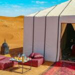 Le Sahara tunisien est une merveille naturelle qui attire de nombreux voyageurs en quête d'aventure et de découvertes authentiques. Vous cherchez une expérience abordable pour explorer cette région extraordinaire ? SudTunisie.com propose une opportunité unique de découvrir le Sahara tunisien sans vous ruiner. Les Trésors Cachés du Sahara Tunisien Le Sahara tunisien regorge de paysages à couper le souffle, de dunes de sable doré, d'oasis verdoyantes et de cultures locales fascinantes. Avec SudTunisie.com, plongez au cœur de ce désert majestueux et explorez des endroits étonnants tels que : Douz, la Porte du Désert Douz, surnommée la "porte du désert", est une ville aux portes du Sahara. Avec SudTunisie.com, vivez une expérience unique en découvrant son marché animé, en explorant les dunes de sable à dos de chameau et en passant une nuit magique sous les étoiles. Tozeur, l'Oasis Enchantée Tozeur est réputée pour ses palmeraies luxuriantes et son architecture unique. Grâce à SudTunisie.com, visitez les anciennes médinas, explorez les ksour traditionnels et découvrez la richesse culturelle de cette oasis enchanteresse. Une Aventure Abordable avec SudTunisie.com SudTunisie.com propose des forfaits abordables pour explorer le Sahara tunisien sans compromettre la qualité de votre expérience. Avec des guides locaux expérimentés, des hébergements confortables et des itinéraires bien planifiés, cette agence vous assure une aventure inoubliable à un prix accessible. Découvrir le Sahara tunisien avec SudTunisie.com vous permettra de vivre une expérience authentique, riche en découvertes et en émerveillements, sans pour autant vous ruiner. Embarquez pour une aventure inoubliable et plongez dans la beauté et la culture uniques du Sahara tunisien.