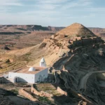 Nous vous dévoilons ici des astuces incontournables pour explorer la Tunisie sans trop dépenser. Chez SudTunisie.com, nous croyons que voyager n'a pas besoin d'être coûteux pour être mémorable. Découvrez comment tirer parti de nos offres spéciales, choisir la bonne période pour voyager, et explorer des sites uniques tout en maîtrisant votre budget. Choisissez la Saison Basse pour des Tarifs Avantageux Voyager pendant la saison basse peut être une aubaine pour votre portefeuille. En évitant les périodes de pointe touristique, vous pouvez économiser sur les vols, l'hébergement et les activités. Chez SudTunisie.com, nous vous aidons à planifier votre voyage pour profiter de ces avantages tout en explorant la Tunisie. Profitez de nos Offres Spéciales et Forfaits Avantageux Notre plateforme SudTunisie.com propose régulièrement des offres exclusives. En surveillant notre site web, vous pouvez dénicher des réductions attrayantes sur les vols, des packages d'hébergement à prix réduit et des circuits touristiques uniques. Voyagez intelligemment avec nos offres spéciales. Hébergement Local pour une Expérience Authentique Opter pour un hébergement chez l'habitant ou dans des hôtels locaux permet non seulement d'économiser, mais offre également une immersion culturelle enrichissante. Sur SudTunisie.com, nous mettons à votre disposition une sélection d'hébergements abordables et authentiques pour une expérience inoubliable en Tunisie. Explorez les Trésors Cachés de la Tunisie La Tunisie regorge de lieux uniques hors des sentiers battus. Chez SudTunisie.com, nous proposons des itinéraires sur mesure pour découvrir ces endroits spéciaux. En explorant ces joyaux cachés, vous vivrez une expérience authentique tout en maîtrisant votre budget de voyage. Conclusion Votre voyage en Tunisie peut être économique et mémorable. Grâce à SudTunisie.com, suivez nos conseils, profitez de nos offres spéciales et explorez la beauté de ce pays sans vous soucier des coûts excessifs. Voyagez intelligemment et découvrez la Tunisie avec SudTunisie.com.