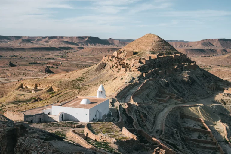 Nous vous dévoilons ici des astuces incontournables pour explorer la Tunisie sans trop dépenser. Chez SudTunisie.com, nous croyons que voyager n'a pas besoin d'être coûteux pour être mémorable. Découvrez comment tirer parti de nos offres spéciales, choisir la bonne période pour voyager, et explorer des sites uniques tout en maîtrisant votre budget. Choisissez la Saison Basse pour des Tarifs Avantageux Voyager pendant la saison basse peut être une aubaine pour votre portefeuille. En évitant les périodes de pointe touristique, vous pouvez économiser sur les vols, l'hébergement et les activités. Chez SudTunisie.com, nous vous aidons à planifier votre voyage pour profiter de ces avantages tout en explorant la Tunisie. Profitez de nos Offres Spéciales et Forfaits Avantageux Notre plateforme SudTunisie.com propose régulièrement des offres exclusives. En surveillant notre site web, vous pouvez dénicher des réductions attrayantes sur les vols, des packages d'hébergement à prix réduit et des circuits touristiques uniques. Voyagez intelligemment avec nos offres spéciales. Hébergement Local pour une Expérience Authentique Opter pour un hébergement chez l'habitant ou dans des hôtels locaux permet non seulement d'économiser, mais offre également une immersion culturelle enrichissante. Sur SudTunisie.com, nous mettons à votre disposition une sélection d'hébergements abordables et authentiques pour une expérience inoubliable en Tunisie. Explorez les Trésors Cachés de la Tunisie La Tunisie regorge de lieux uniques hors des sentiers battus. Chez SudTunisie.com, nous proposons des itinéraires sur mesure pour découvrir ces endroits spéciaux. En explorant ces joyaux cachés, vous vivrez une expérience authentique tout en maîtrisant votre budget de voyage. Conclusion Votre voyage en Tunisie peut être économique et mémorable. Grâce à SudTunisie.com, suivez nos conseils, profitez de nos offres spéciales et explorez la beauté de ce pays sans vous soucier des coûts excessifs. Voyagez intelligemment et découvrez la Tunisie avec SudTunisie.com.