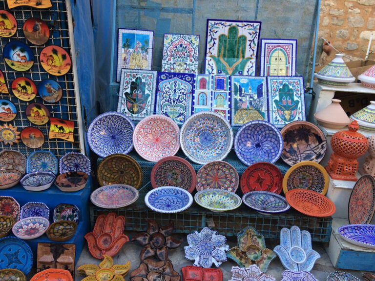 La Tunisie : Une Destination Envoûtante à Explorer La Tunisie, joyau du Maghreb, se dévoile comme une destination touristique d'exception. De ses plages de sable fin à ses souks animés, ce pays regorge de trésors à découvrir. Venez plonger dans une richesse culturelle et historique qui séduit les voyageurs du monde entier. Des Trésors Historiques à Chérir Les Sites Archéologiques Incontournables La Tunisie offre une plongée captivante dans l'histoire antique. Explorez les vestiges de Carthage, la cité mythique fondée par la reine Didon. Imprégnez-vous de l'atmosphère chargée d'histoire à Dougga, site classé au patrimoine mondial de l'UNESCO, ou encore à El Djem, où se dresse le majestueux amphithéâtre romain. Les Délices de la Gastronomie Tunisienne Une Palette de Saveurs À Découvrir La cuisine tunisienne ravira vos papilles avec ses plats emblématiques. Goûtez au couscous, plat traditionnel par excellence, agrémenté de légumes et d'épices parfumées. Laissez-vous tenter par les délices sucrés comme les pâtisseries aux amandes et miel, telles que les makrouds ou les bambalouni. Des Paysages Variés à Couper le Souffle Les Rivages Paradisiaques La Tunisie vous offre des étendues côtières à la beauté saisissante. Relaxez-vous sur les plages de sable blanc bordées par les eaux turquoise de la Méditerranée. Hammamet, Sousse, Djerba... Chaque destination balnéaire révèle un charme unique et une hospitalité chaleureuse. L'Hospitalité Tunisienne : Une Expérience Inoubliable La Convivialité et la Bienveillance des Tunisiens Au-delà de ses richesses naturelles et culturelles, la Tunisie vous accueille avec une hospitalité sans pareille. Rencontrez des habitants généreux et souriants, prêts à partager leur culture et leur art de vivre. Conclusion : Osez l'Aventure en Tunisie La Tunisie, entre tradition et modernité, vous promet un voyage inoubliable. Que vous soyez passionné d'histoire, amateur de plages ensoleillées ou épicurien à la recherche de nouvelles saveurs, ce pays saura combler toutes vos attentes. Explorez ses trésors cachés, vivez des expériences uniques et créez des souvenirs impérissables.