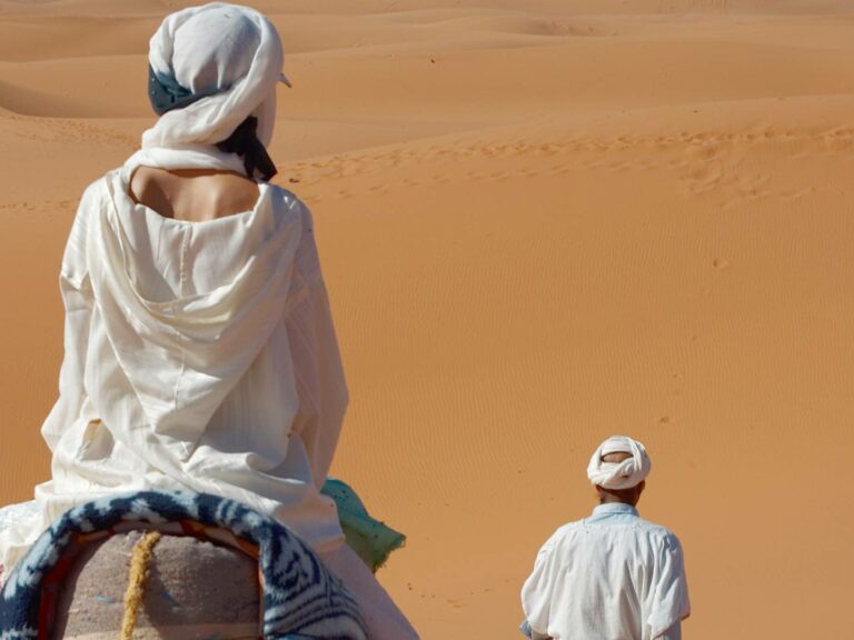 L'Exploration Sans Limite Partez à la conquête du Sahara tunisien et vivez une aventure qui transcende les frontières de l'imagination. À travers des étendues de sable infinies et des paysages à couper le souffle, cette escapade promet des moments inoubliables. Les Secrets du Désert Découvrez les mystères du Sahara tunisien, une terre imprégnée d'histoires anciennes et de merveilles naturelles. Des dunes majestueuses aux oasis verdoyantes, chaque recoin du désert révèle une beauté incomparable. Une Plongée dans la Culture Rencontrez les habitants du désert, imprégnez-vous de leur hospitalité légendaire et plongez-vous dans leur mode de vie nomade. Une expérience authentique et enrichissante vous attend au cœur de ces terres désertiques. Aventures Inoubliables Embarquez pour des excursions exaltantes à travers les dunes, des nuits sous un ciel étoilé à couper le souffle, des randonnées passionnantes et des découvertes culturelles fascinantes. Chaque instant est une aventure à saisir. Conclusion: Réservez dès Maintenant Le Sahara tunisien vous attend, prêt à dévoiler ses trésors les plus cachés et à offrir une expérience qui marquera vos souvenirs pour toujours. Réservez votre aventure dès maintenant et plongez dans une exploration sans pareille.