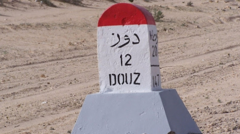 Vous rêvez d'une expérience inoubliable au cœur du désert, entre dunes de sable, balades à dos de chameaux et oasis envoûtantes ? SudTunisie.com vous offre la chance de vivre une aventure exceptionnelle au Sud Sahara de la Tunisie. Explorez les Dunes de Sable Les dunes de sable, symboles emblématiques du désert, captivent par leur immensité et leur beauté unique. Grâce à SudTunisie.com, plongez au cœur de ces paysages époustouflants lors d'une excursion à travers les dunes. Laissez-vous émerveiller par la majesté du Sahara tunisien tout en profitant d'une balade à dos de chameau, une expérience authentique et inoubliable. Balade à dos de Chameaux Quoi de plus pittoresque que de parcourir le désert sur le dos d'un chameau ? SudTunisie.com vous propose une immersion totale au cœur du Sahara tunisien à travers une balade authentique en compagnie de ces animaux fascinants. Accompagnés de guides expérimentés, vivez une expérience unique en harmonie avec la nature et la tradition. Découvrez les Oasis Envoûtantes Les oasis sont de véritables trésors cachés au milieu du désert. Grâce à SudTunisie.com, explorez ces havres de verdure, véritables joyaux au milieu des étendues arides. Profitez d'une pause rafraîchissante à l'ombre des palmiers et découvrez la richesse de la vie dans le désert, entre sources naturelles et écosystèmes étonnants. Circuit Personnalisé avec SudTunisie.com SudTunisie.com vous offre la possibilité de personnaliser votre circuit dans le Sud Sahara de la Tunisie. Que vous souhaitiez vivre une aventure de plusieurs jours ou une escapade d'une journée, l'équipe dévouée de SudTunisie.com s'engage à vous offrir une expérience sur mesure, adaptée à vos envies et à votre emploi du temps. Contactez-Nous pour Réserver Votre Aventure Pour réserver votre circuit désert ou pour obtenir davantage d'informations sur les expériences uniques que SudTunisie.com propose, n'hésitez pas à nous contacter dès maintenant à l'adresse suivante : www.sudtunisie.com. Partez à la découverte du Sud Sahara de la Tunisie avec SudTunisie.com et laissez-vous envoûter par la magie du désert, entre dunes de sable, balades à dos de chameaux et oasis mystiques.