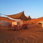 Le Sahara Tunisien, un désert mythique, fascine par sa vastitude et son aura mystique. Si vous recherchez une expérience hors du commun, le camping dans le Sahara Tunisien est une aventure inoubliable. Plongez dans cet univers de dunes sans fin et de nuits étoilées pour vivre une escapade authentique et immersive. Plongez dans l'Immensité du Sahara Le Sahara Tunisien s'étend sur des kilomètres de paysages à couper le souffle. Les dunes de sable, changeantes et majestueuses, offrent un terrain de camping unique. En vous aventurant dans ce désert, vous vous retrouverez au cœur d'une nature brute, loin de l'agitation urbaine. Le Choix du Campement Idéal Lors de votre expérience de camping dans le Sahara Tunisien, plusieurs options s'offrent à vous. Des camps aménagés aux bivouacs plus rudimentaires, vous pouvez choisir le niveau de confort qui vous convient. Ces campements sont souvent équipés pour répondre à vos besoins de base tout en vous offrant une proximité avec la nature. Nuits Magiques Sous les Étoiles Une des expériences les plus saisissantes lors du camping dans le Sahara est sans doute la nuit. Loin de toute pollution lumineuse, le ciel s'illumine d'étoiles scintillantes, offrant un spectacle inoubliable. L'ambiance paisible du désert et le ciel nocturne vous transportent dans une autre dimension, vous permettant de vous reconnecter avec la nature et de contempler l'univers. Aventures et Activités Outre le camping, le Sahara Tunisien regorge d'activités. Des excursions à dos de chameau aux promenades guidées pour découvrir la faune et la flore locales, chaque journée offre une nouvelle aventure à explorer. Vous pouvez également vous essayer au sandboard ou simplement vous détendre en admirant le paysage à perte de vue. Préparation et Conseils Pratiques Une escapade dans le Sahara nécessite une préparation adéquate. Assurez-vous d'avoir des vêtements adaptés, des provisions suffisantes en eau et en nourriture, ainsi que tout le matériel de camping nécessaire. Il est essentiel de voyager de manière responsable et de respecter l'environnement fragile du désert. Conclusion : Une Aventure Inoubliable Le Sahara Tunisien offre une expérience de camping hors du commun. Entre l'immensité du désert, les nuits étoilées et les activités captivantes, cette escapade promet des souvenirs inoubliables. Préparez-vous à plonger dans une aventure hors du commun au cœur du Sahara Tunisien.