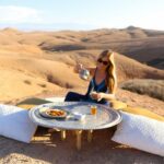 L'appel irrésistible du Sahara Le Sahara tunisien évoque des images de vastes étendues désertiques, de dunes de sable doré et de nuits étoilées époustouflantes. Cette région majestueuse offre une expérience de camping inégalée, où l'aventure se marie parfaitement avec la tranquillité. Venez découvrir un paradis pour les amateurs de plein air et les aventuriers en quête de sensations fortes. Une Aventure Hors du Commun Le camping dans le Sahara est bien plus qu'une simple escapade, c'est une immersion dans un monde de merveilles naturelles. Imaginez-vous installant votre tente à côté d'une dune de sable, respirant l'air pur du désert, et observant un coucher de soleil spectaculaire. Cette expérience vous permet de vous déconnecter du monde moderne et de vous connecter à la beauté brute de la nature. Nuits Magiques Sous les Étoiles Les nuits dans le Sahara sont une expérience à couper le souffle. Loin de la pollution lumineuse des villes, le ciel nocturne se transforme en un spectacle éblouissant d'étoiles scintillantes. Vous serez émerveillé par la clarté et la beauté du cosmos, une expérience qui restera gravée dans votre mémoire pour toujours. Préparez-vous pour l'Aventure Avant de vous aventurer dans le Sahara tunisien, quelques préparatifs s'imposent. Assurez-vous d'avoir des réserves suffisantes en eau et en nourriture, des vêtements adaptés aux variations de température et un équipement de camping robuste. Il est recommandé de planifier votre voyage avec des guides expérimentés pour garantir une expérience sûre et enrichissante. Explorez les Trésors Cachés Au cours de votre périple, ne manquez pas de découvrir les trésors cachés du Sahara. Des oasis isolées aux formations rocheuses fascinantes, chaque coin de ce désert recèle des surprises uniques. Les guides locaux peuvent vous emmener dans des lieux pittoresques, vous permettant de vivre des moments authentiques et inoubliables. Conclusion Le camping dans le Sahara tunisien est bien plus qu'une simple aventure en plein air. C'est une immersion dans un monde de beauté naturelle brute, une expérience qui vous connecte avec la majesté et la tranquillité du désert. Préparez-vous à vivre des moments magiques et à créer des souvenirs qui dureront toute une vie.